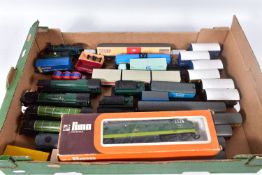 A QUANTITY OF UNBOXED OO AND HO GAUGE MODEL RAILWAY ITEMS, to include Tri-ang/Hornby Britannia class