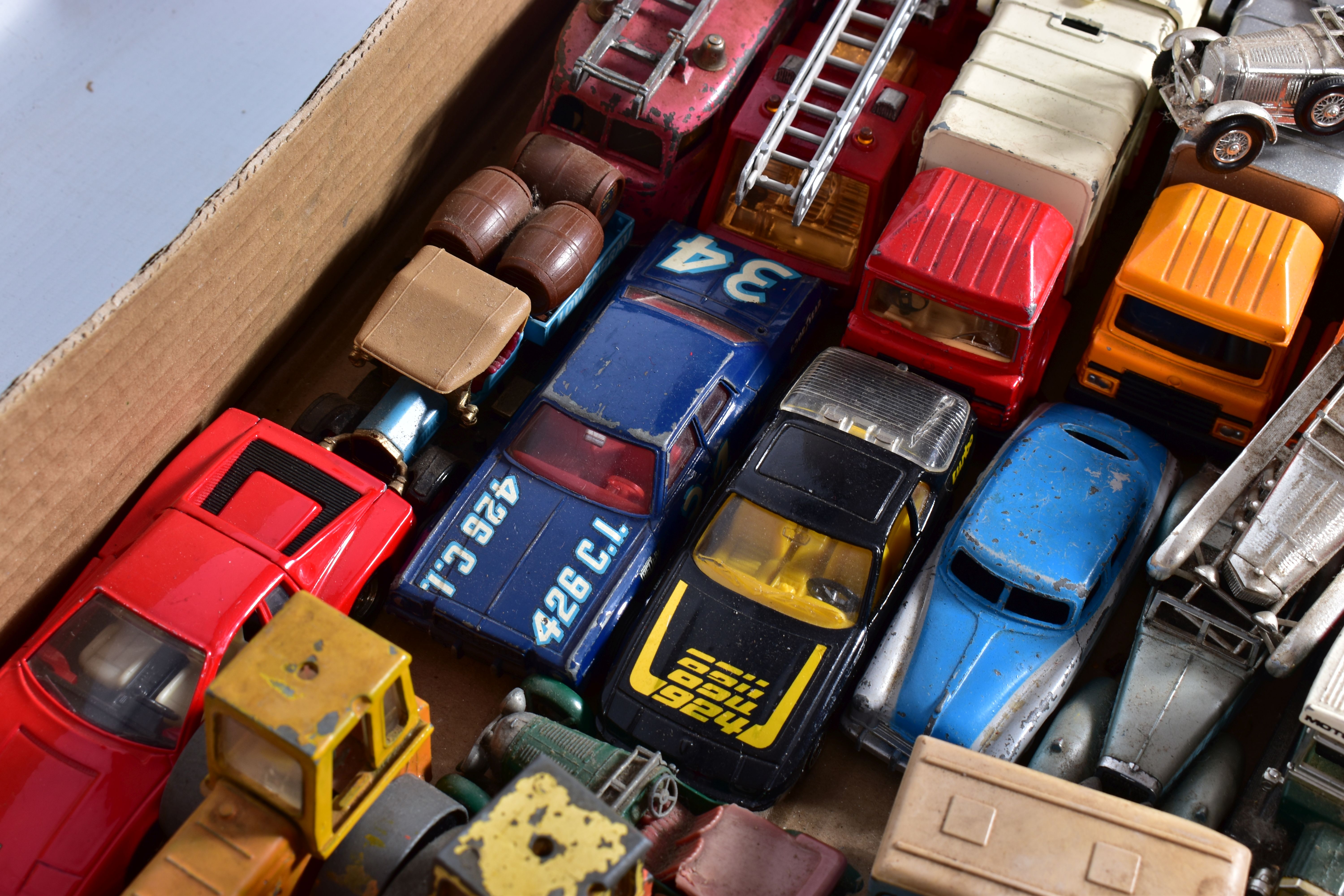 A QUANTITY OF UNBOXED AND ASSORTED PLAYWORN DIECAST VEHICLES, to include Dinky Supertoys Karrier BBC - Image 4 of 5