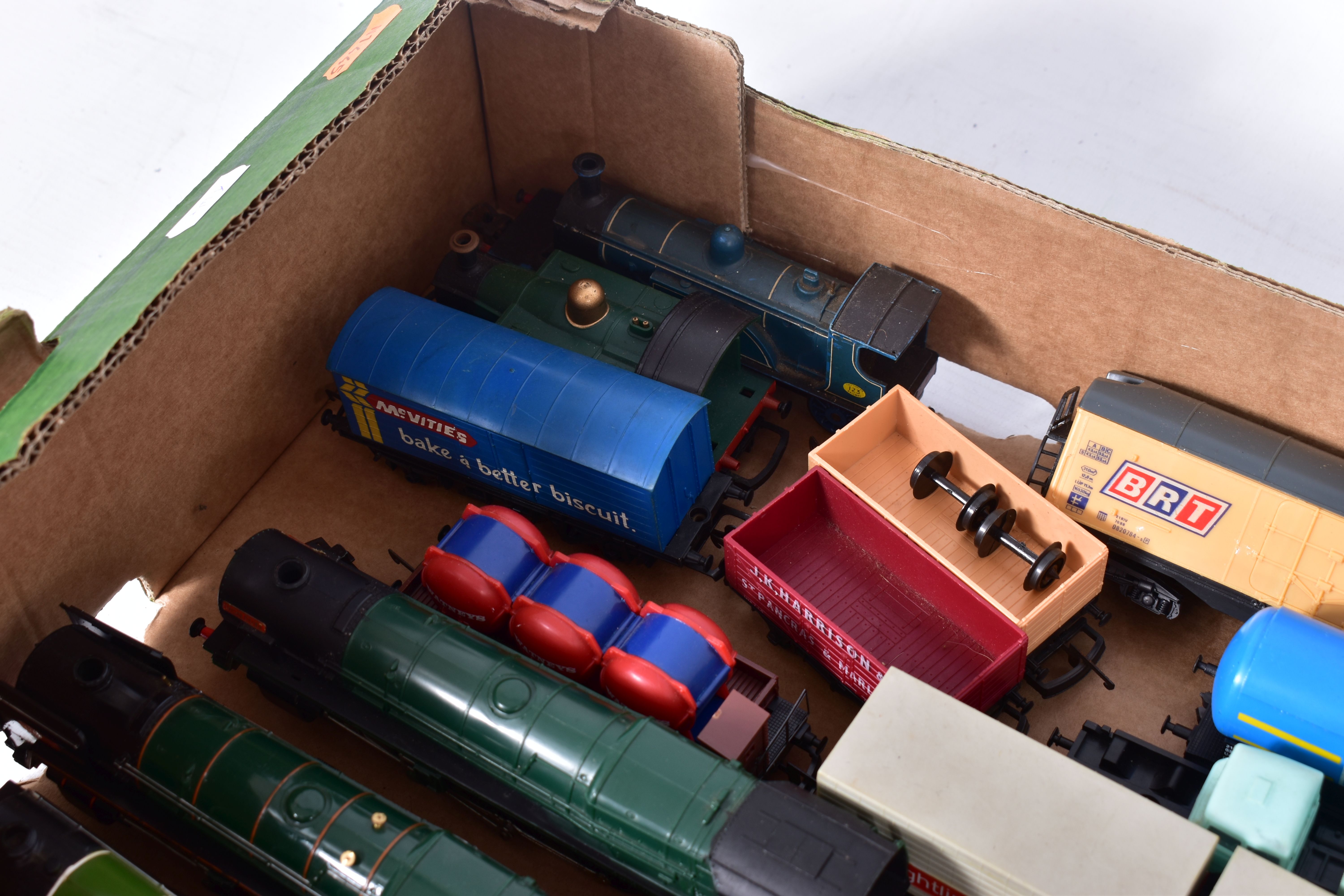 A QUANTITY OF UNBOXED OO AND HO GAUGE MODEL RAILWAY ITEMS, to include Tri-ang/Hornby Britannia class - Image 2 of 6