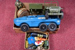 A QUANTITY OF UNBOXED AND ASSORTED PALITOY ACTION MAN CLOTHING, FIGURES, ACCESSORIES AND VEHICLES,