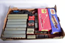 A QUANTITY OF BOXED AND UNBOXED AND ASSORTED OO GAUGE MODEL RAILWAY LOCOMOTIVES AND ROLLING STOCK,
