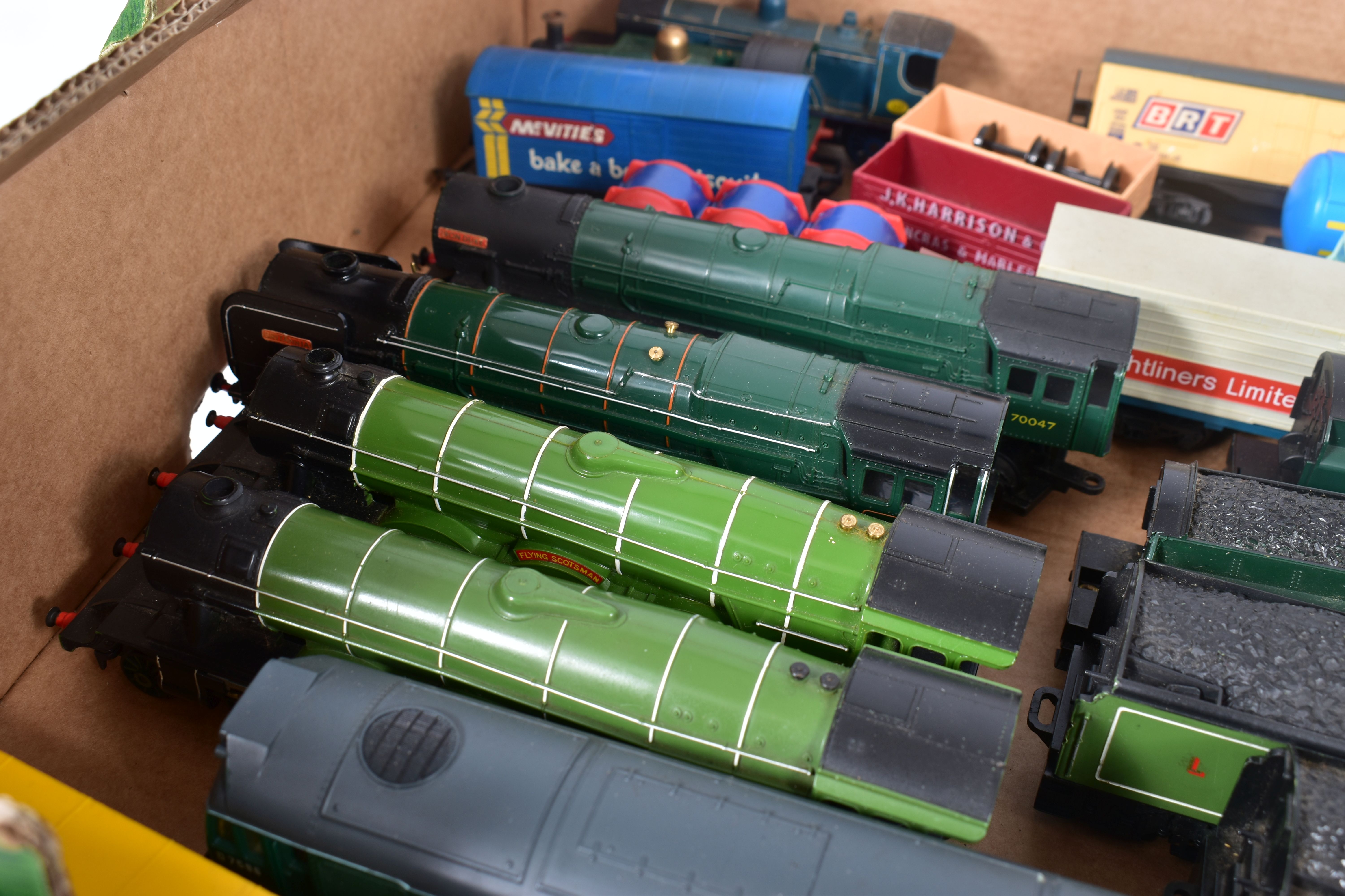 A QUANTITY OF UNBOXED OO AND HO GAUGE MODEL RAILWAY ITEMS, to include Tri-ang/Hornby Britannia class - Image 4 of 6
