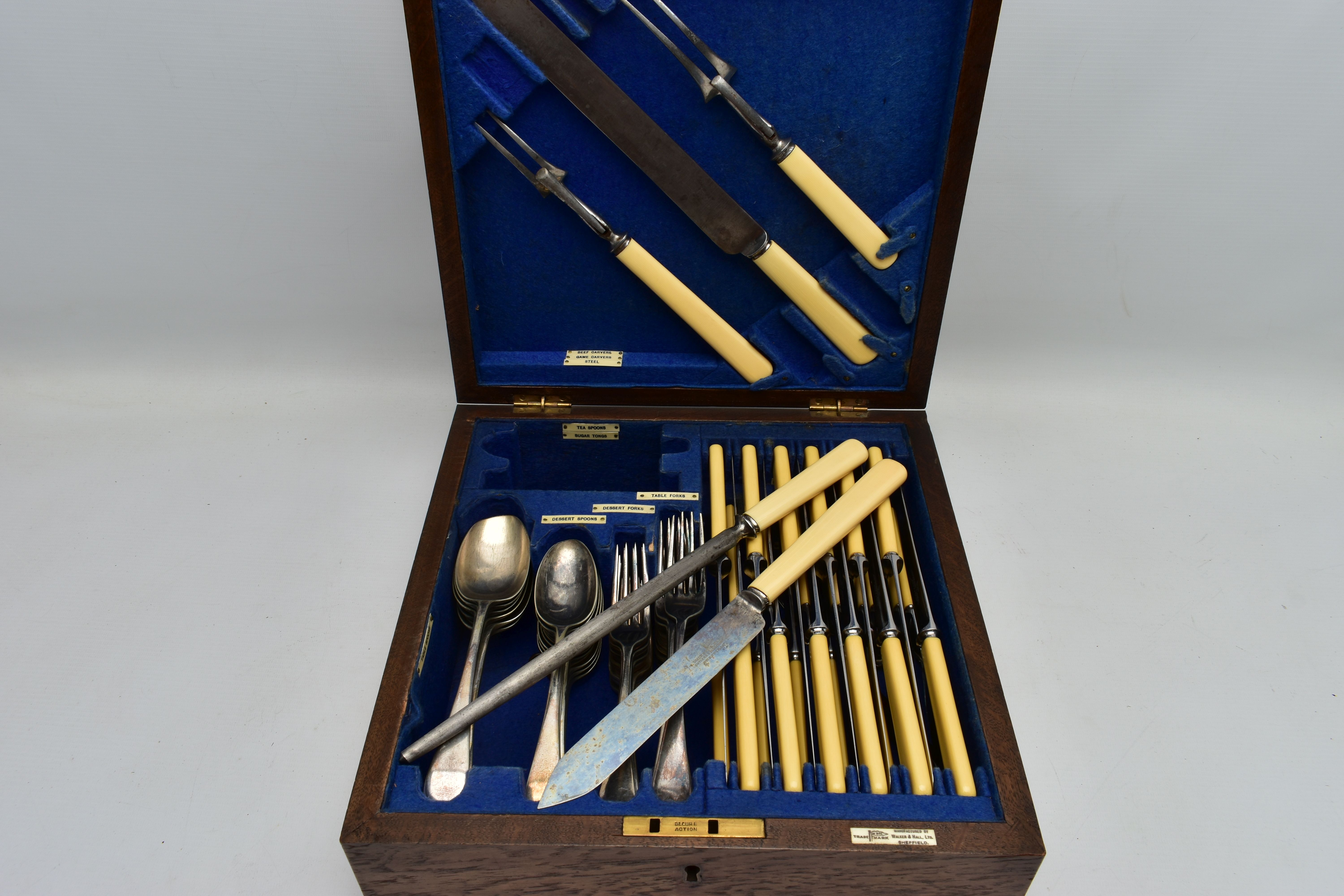 A 'WALKER & HALL' CANTEEN AND AN 'ARTHUR PRICE' CANTEEN, oak wooden canteen, fitted with a brass - Bild 3 aus 3