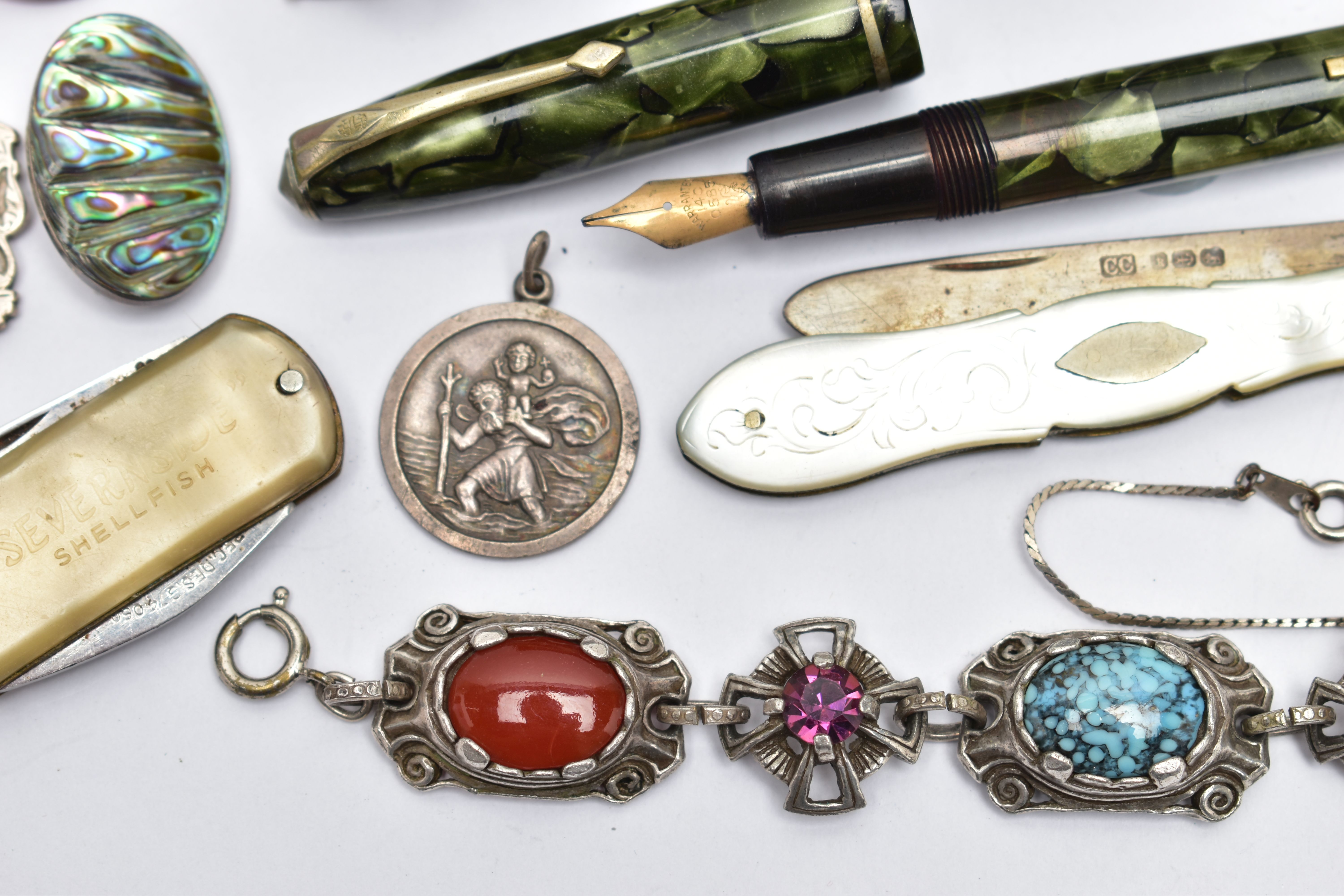 A SELECTION OF MAINLY SILVER AND WHITE METAL JEWELLERY, to include an Edwardian silver shield - Image 6 of 6