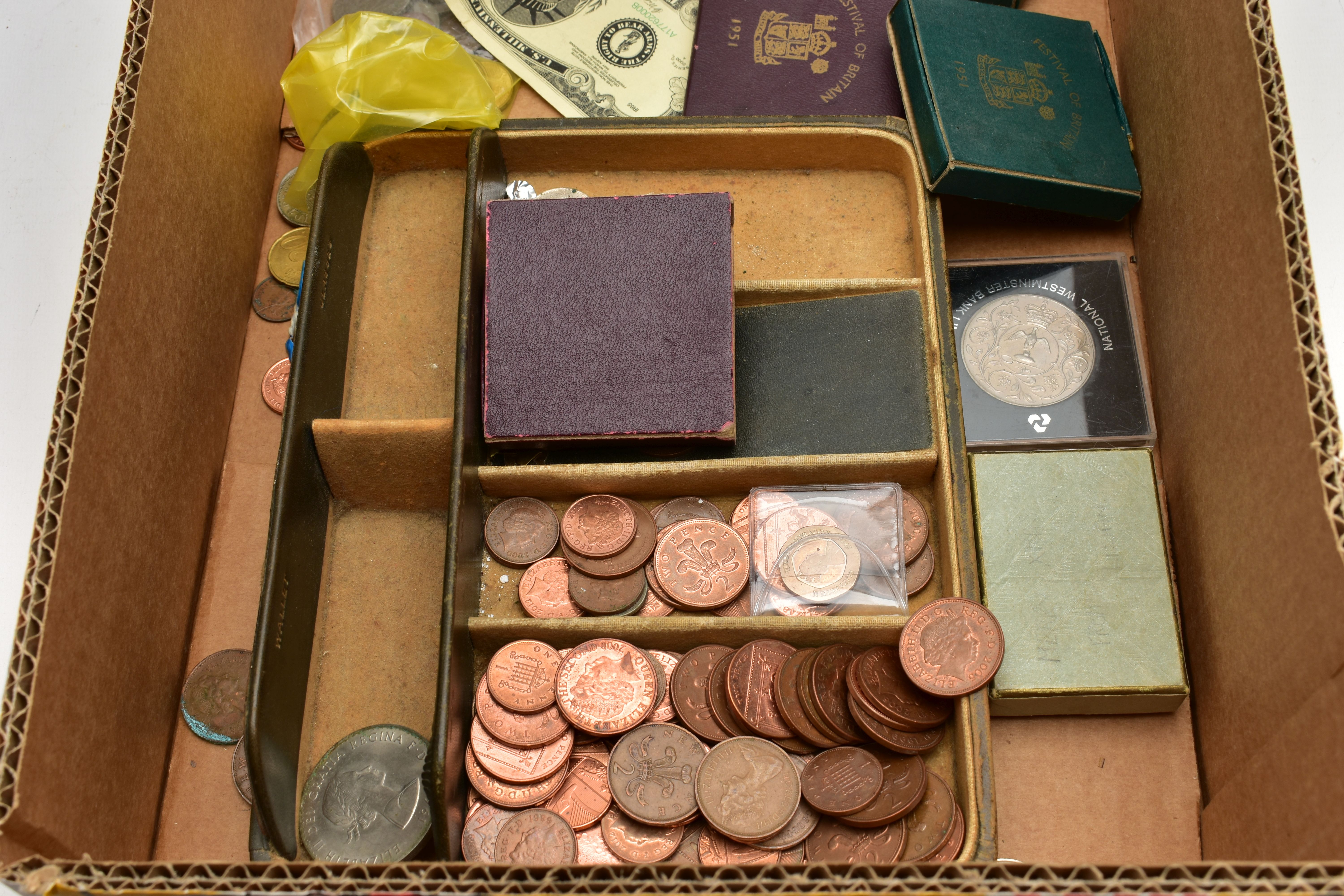 A CARDBOARD BOX CONTAINING AMOUTS OF MIXED COINAGE TO INCLUDE, a bag with euro coins, a 1909 - Bild 2 aus 3