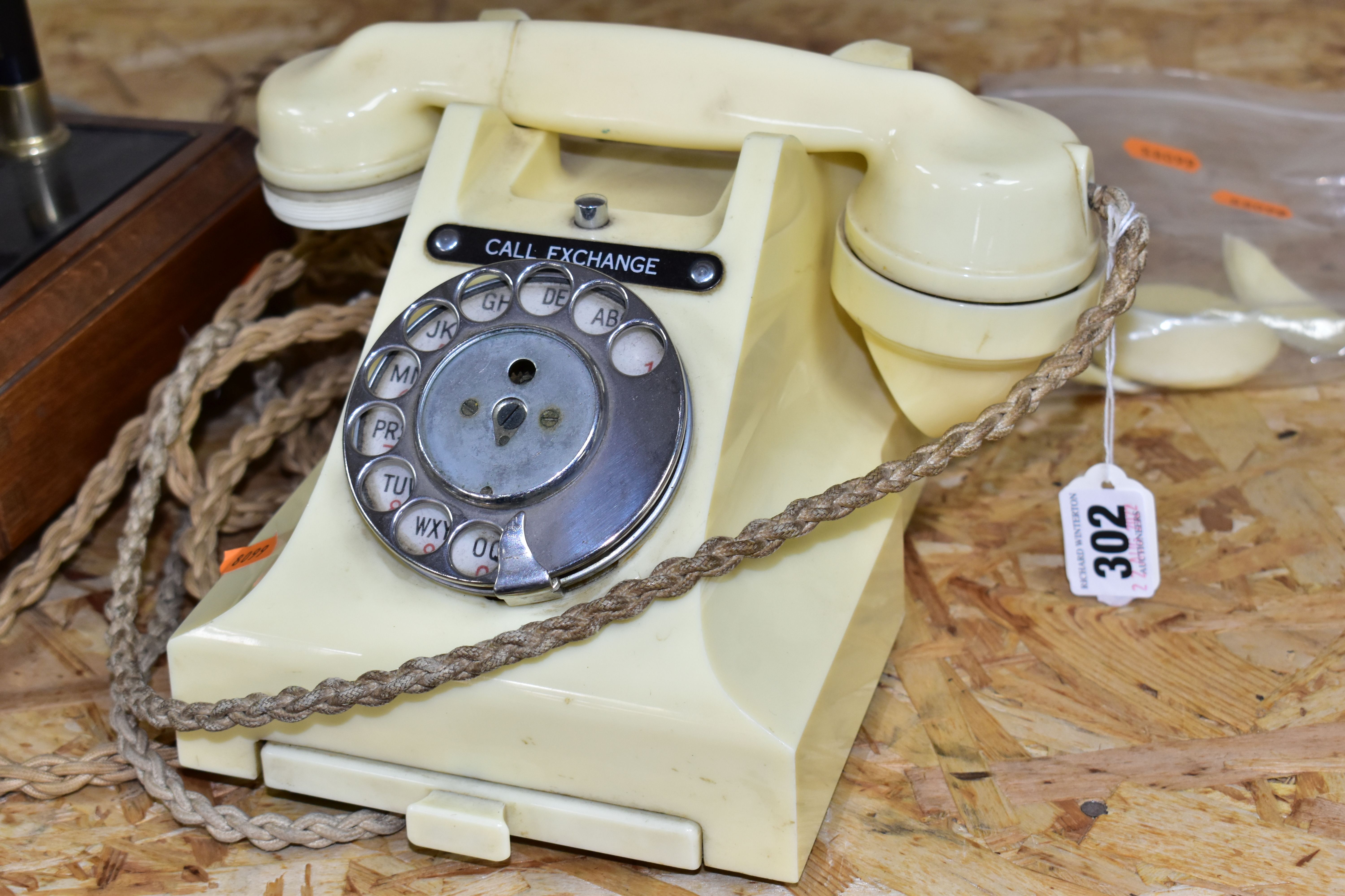 THREE G.P.O AND VINTAGE STYLE LANDLINE PHONES, comprising a cream G.P.O. dial phone (broken - Bild 2 aus 5