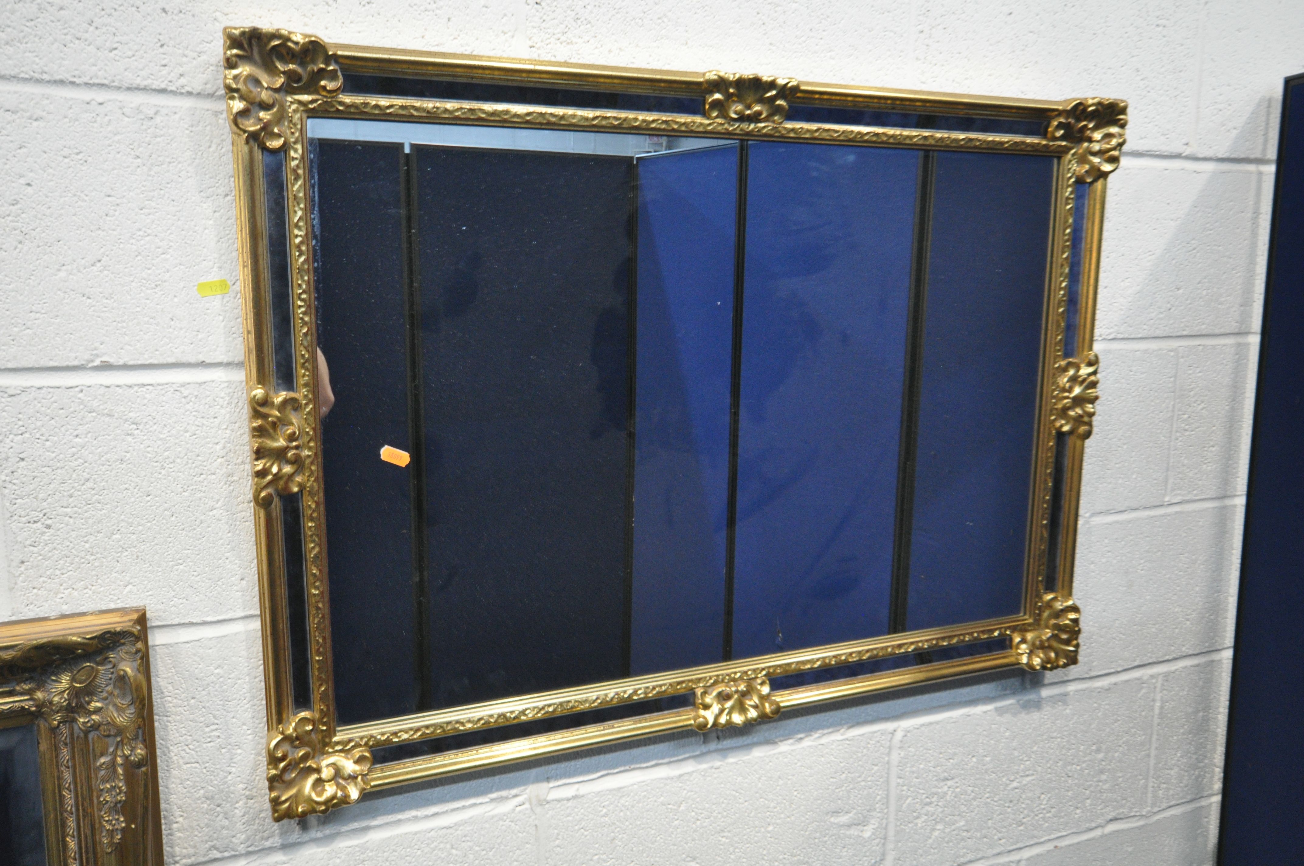 A LARGE GILT FRAMED BEVELLED EDGE MIRROR, 133cm x 107cm, along with another gilt framed mirror - Bild 3 aus 3