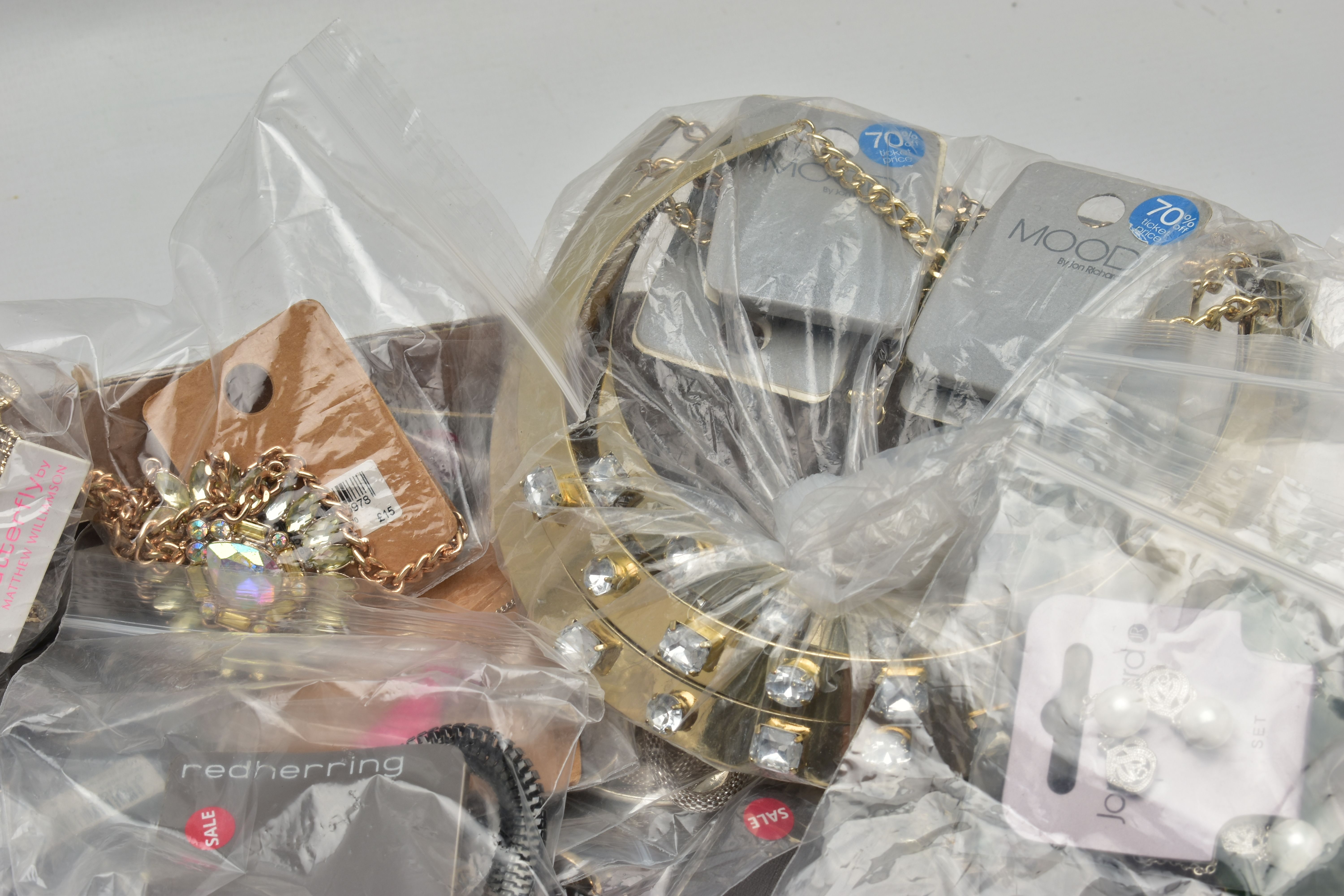 A LARGE QUANTITY OF COSTUME JEWELLERY, to include paste set necklaces, bangles, earrings, hair - Image 2 of 5