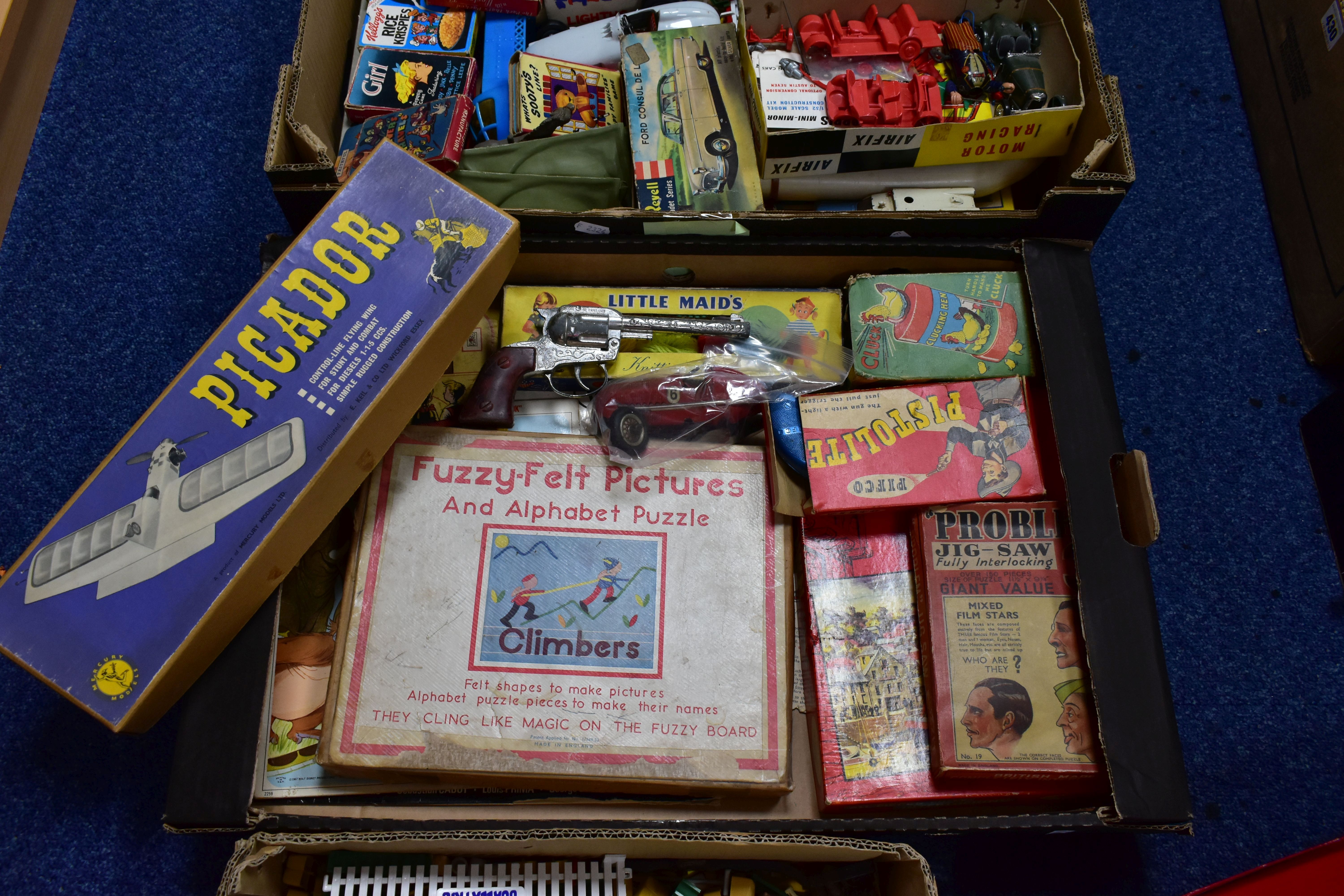 VINTAGE TOYS, three boxes containing a collection of toys and games to include Bayko, a Picador - Bild 4 aus 6