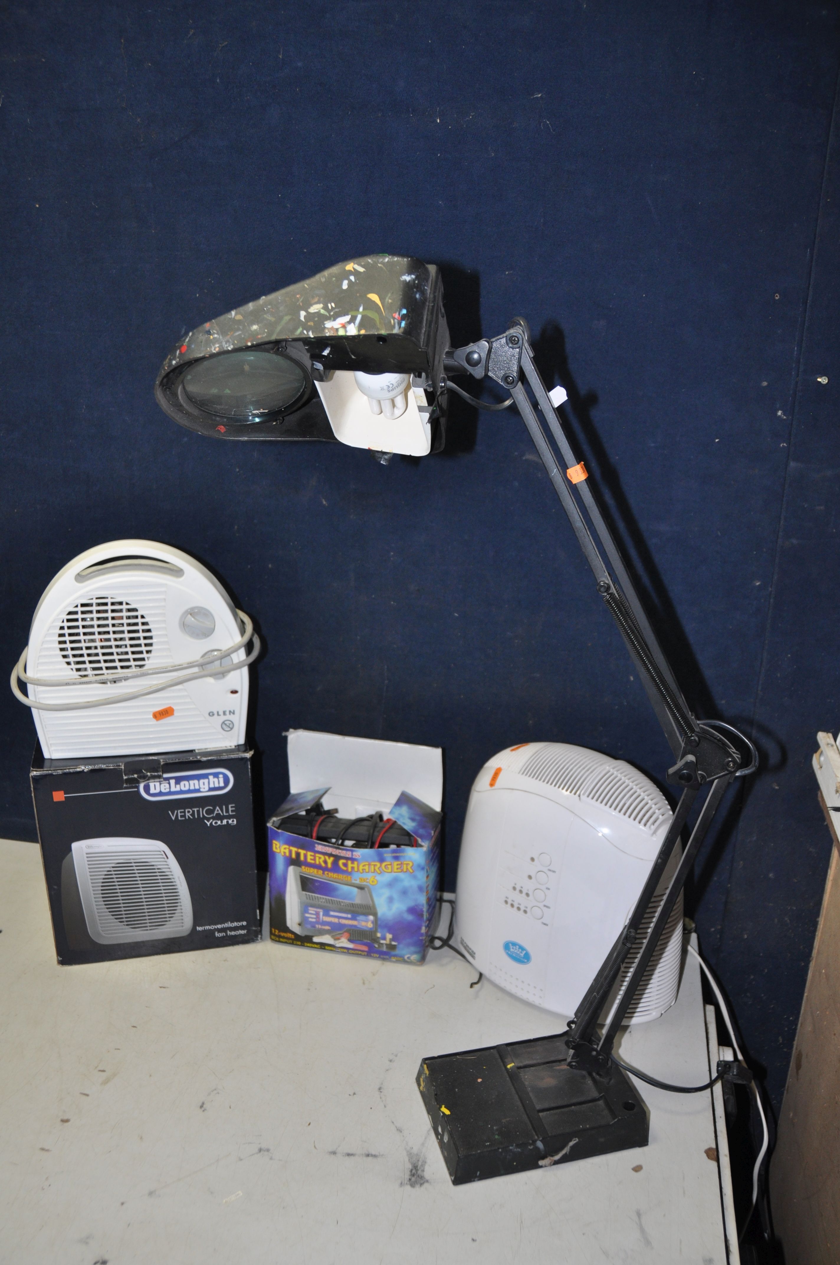 A COLLECTION OF ELECTRICALS to include a De'Longhi HVY1030 fan heater, Glen GF30TSN fan heater,