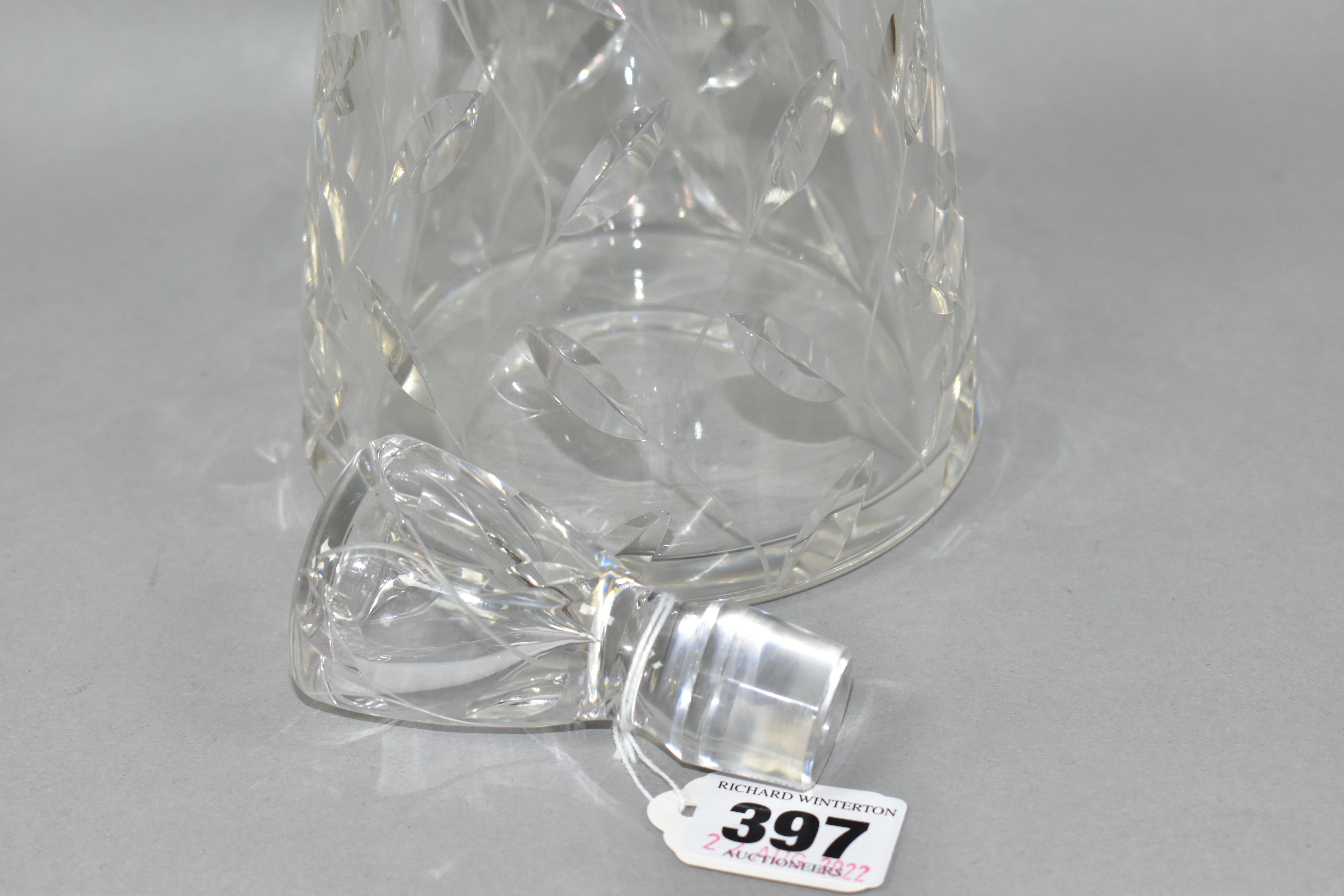 A CLYNE FARQUHARSON FOR JOHN WALSH CUT GLASS DECANTER, of conical form, in Leaf pattern, signed to - Bild 6 aus 6