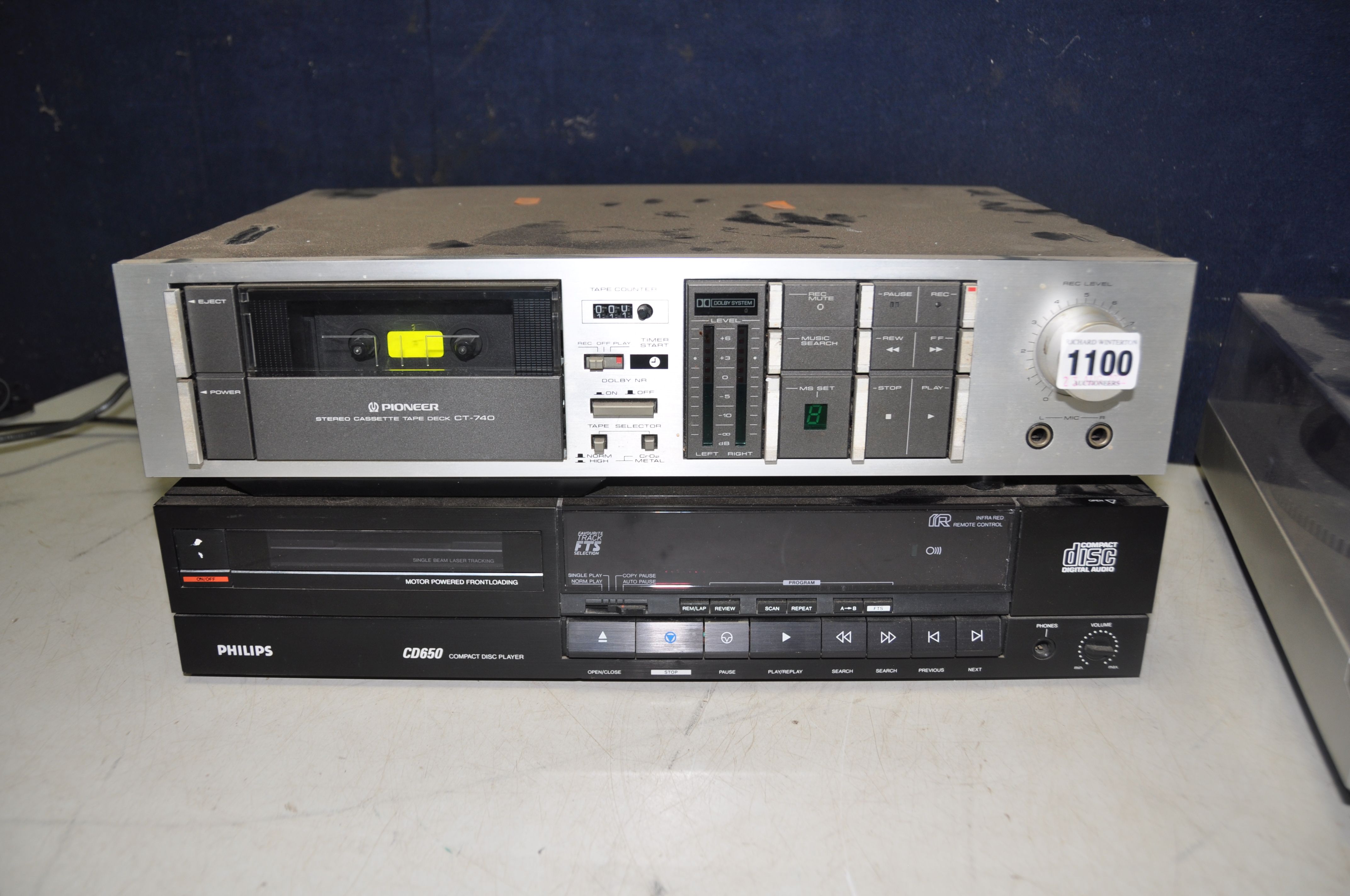 A COLLECTION OF AUDIO EQUIPMENT to include Technics SL-Q33 direct drive turntable, Philips CD650 - Bild 2 aus 3