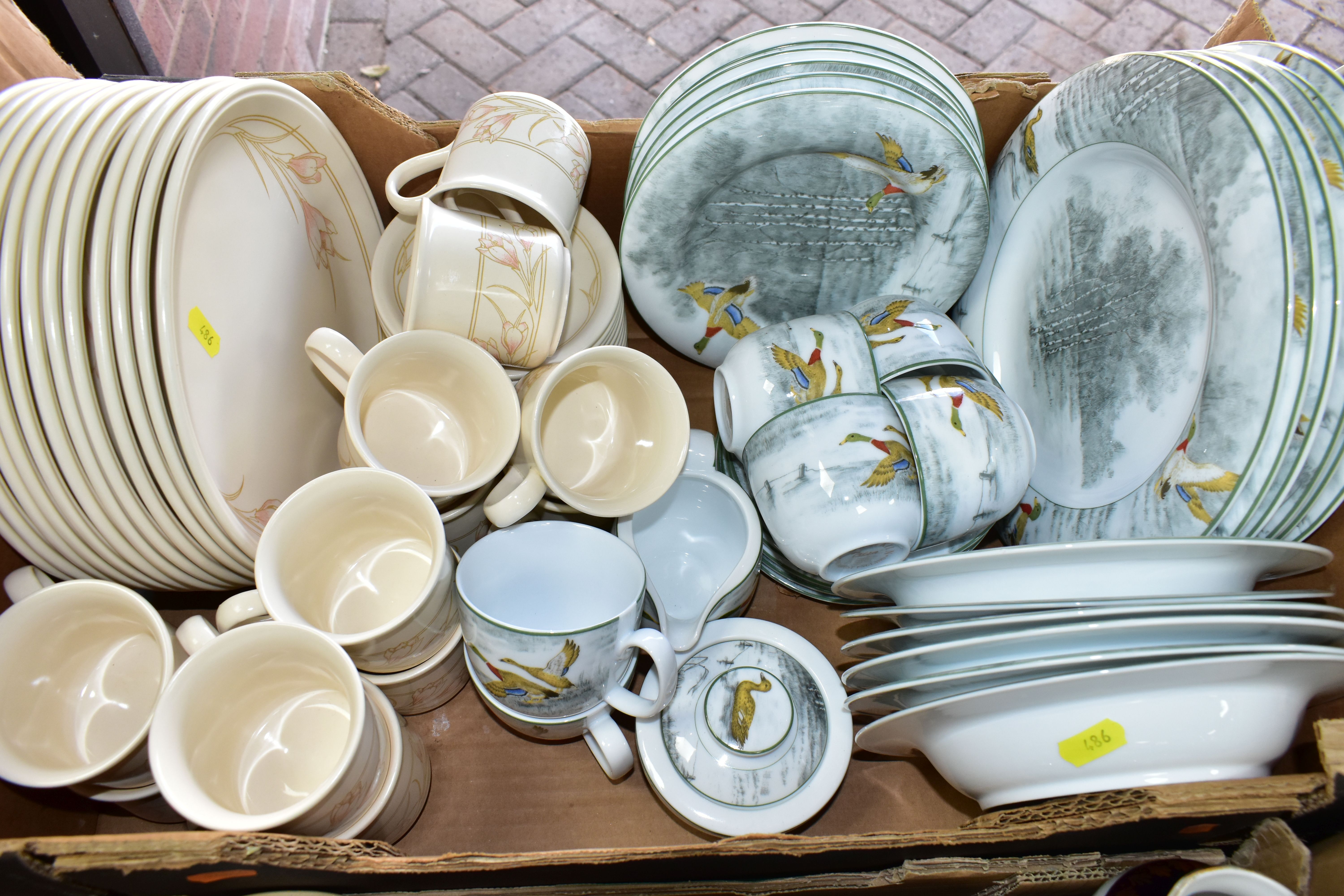 SIX BOXES OF CERAMICS, DINNERWARE AND ORNAMENTS, to include Royal Worcester 'Evesham' pattern - Bild 6 aus 8