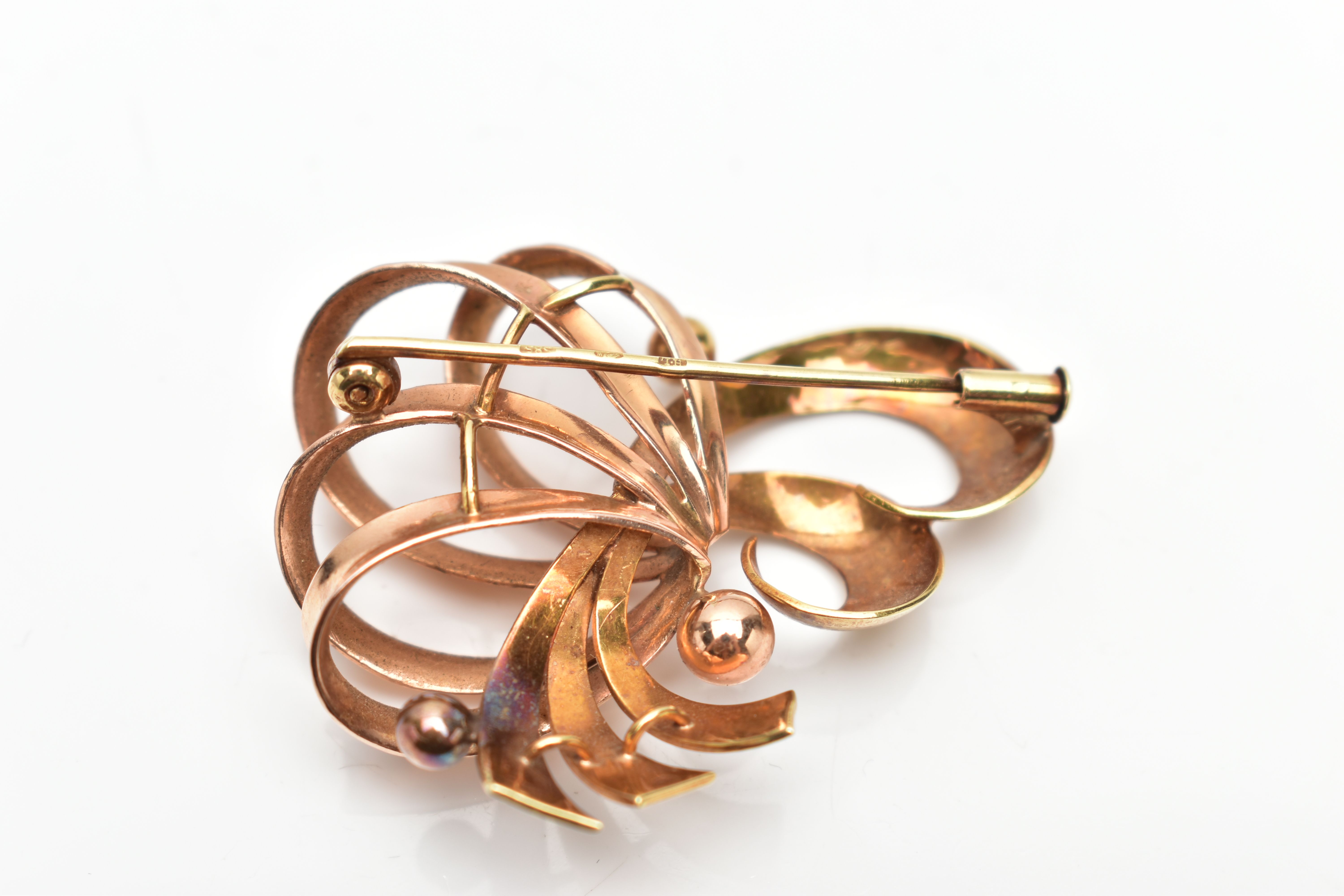 A YELLOW METAL SPRAY BROOCH, of two tone yellow and rose metal design, the intertwined openwork - Image 3 of 3