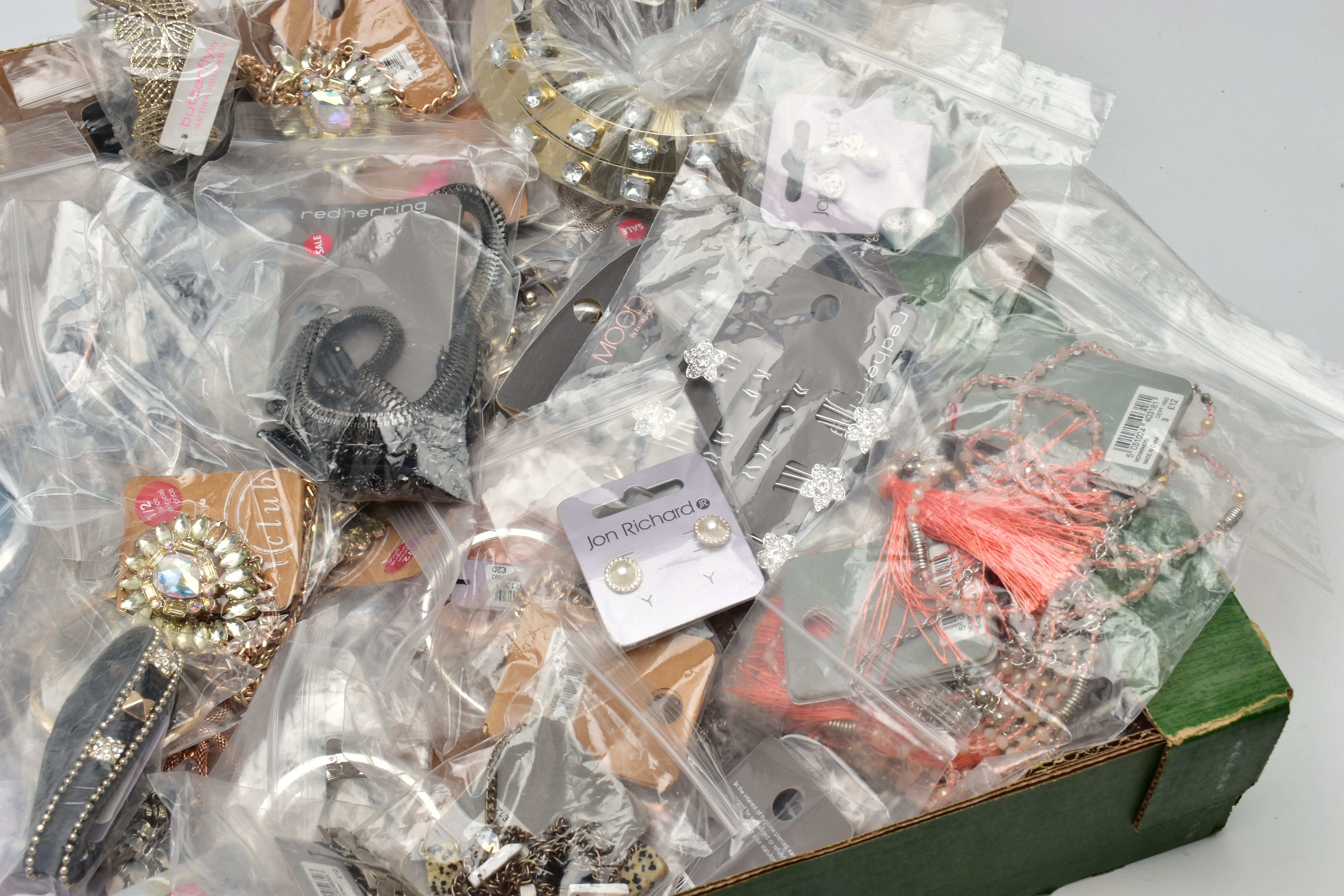 A LARGE QUANTITY OF COSTUME JEWELLERY, to include paste set necklaces, bangles, earrings, hair - Image 5 of 5