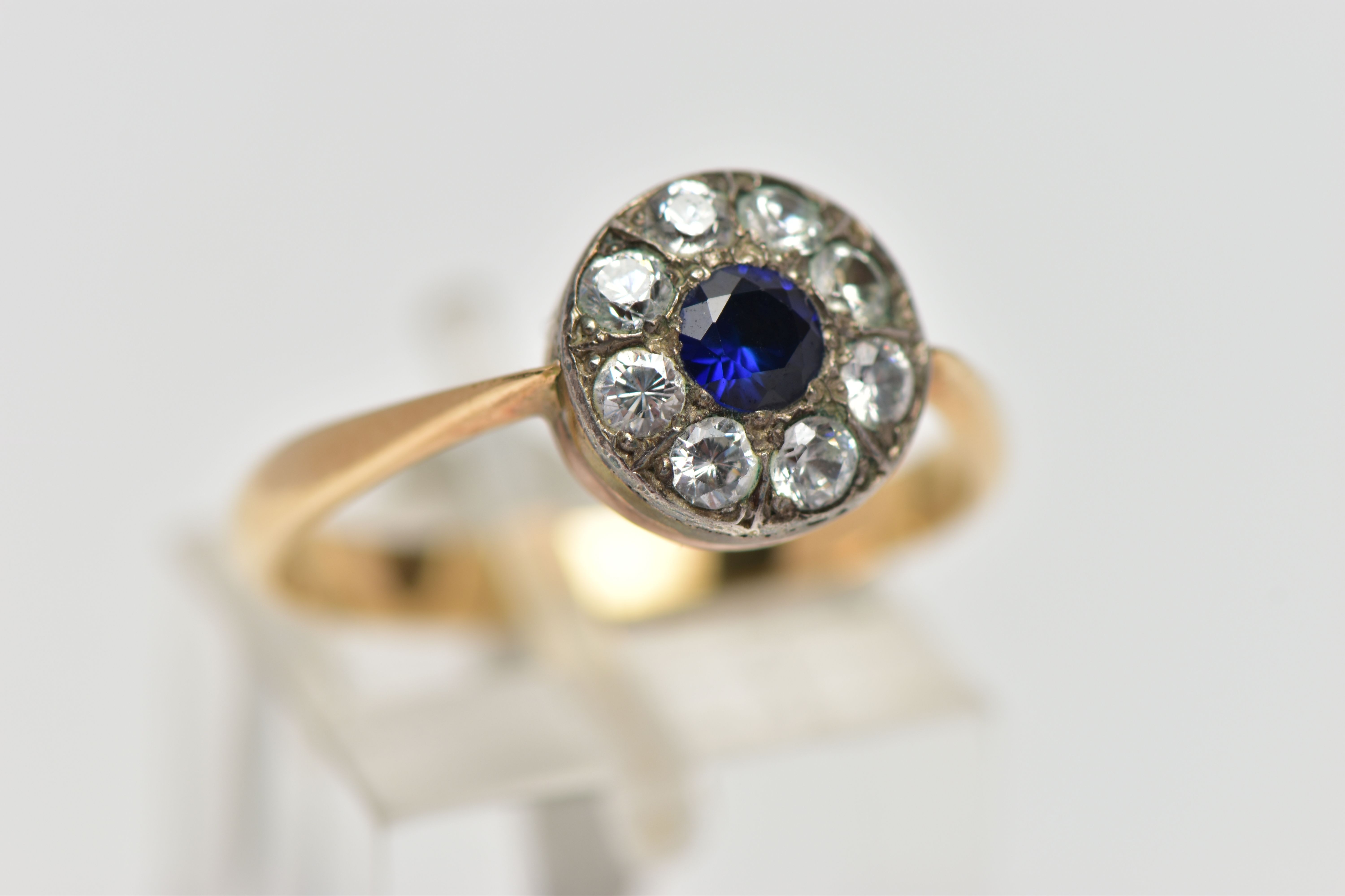 A GEMSET CLUSTER RING, set with a synthetic sapphire, surrounded by colourless paste, to the tapered - Bild 4 aus 4