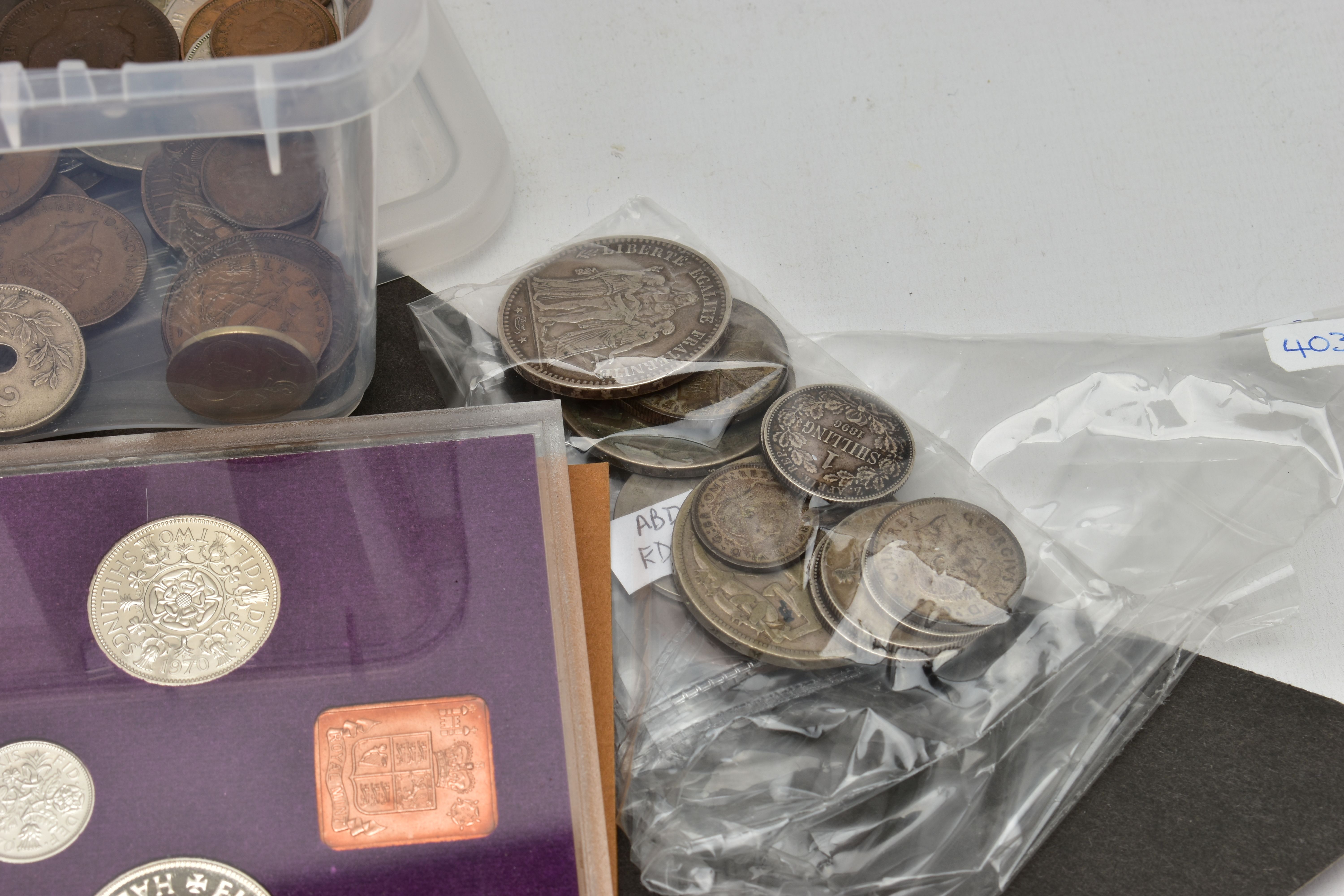 A PLASTIC TUB CONTAINING MIXED WORLD COINS TO INCLUDE, a sealed sterling silver uncirculated - Bild 4 aus 5