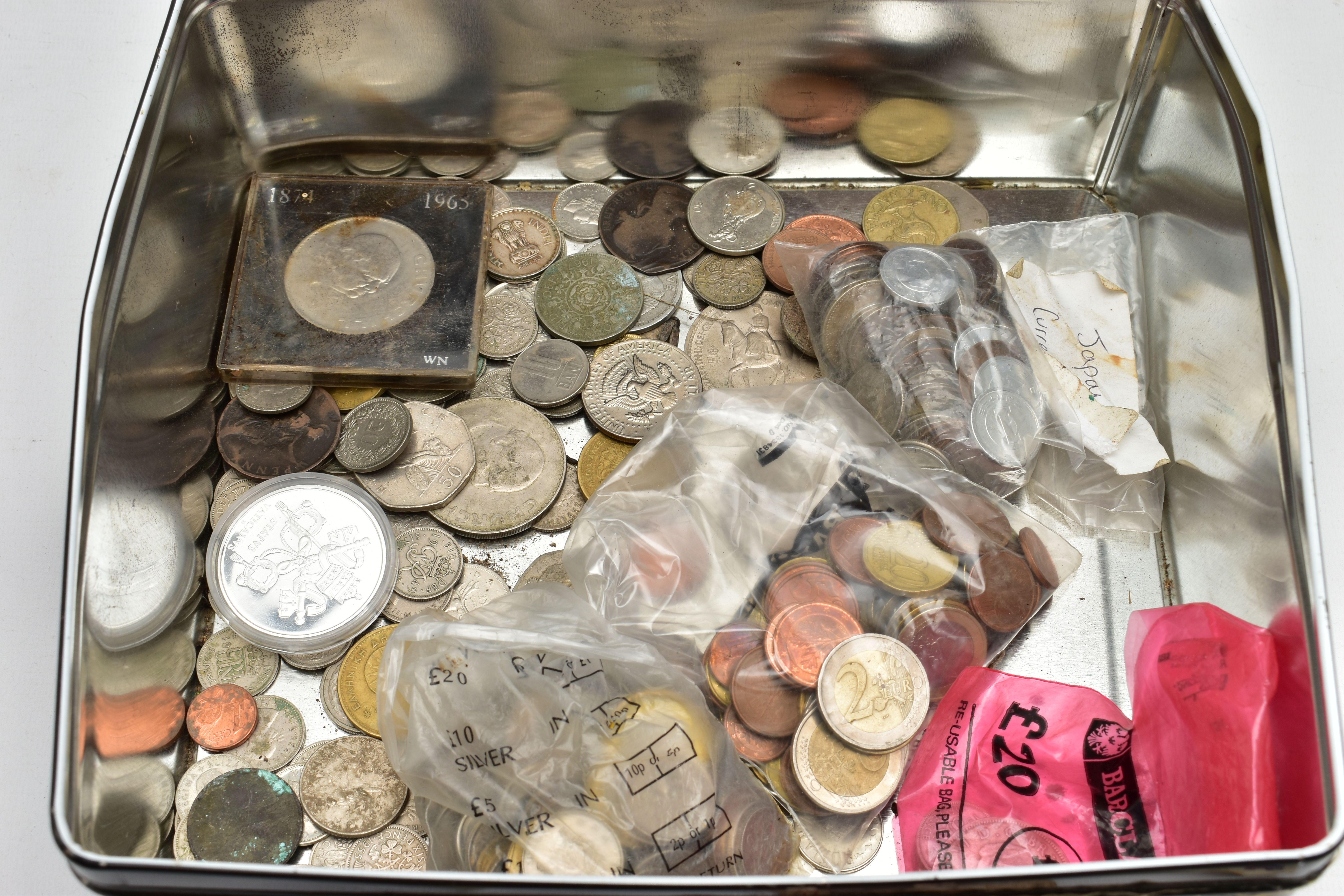 A TIN CONTAINING MIXED COINS AND BANKNOTES TO INCLUDE, over 18 Euro in 2 1 and cents, Some - Bild 2 aus 3