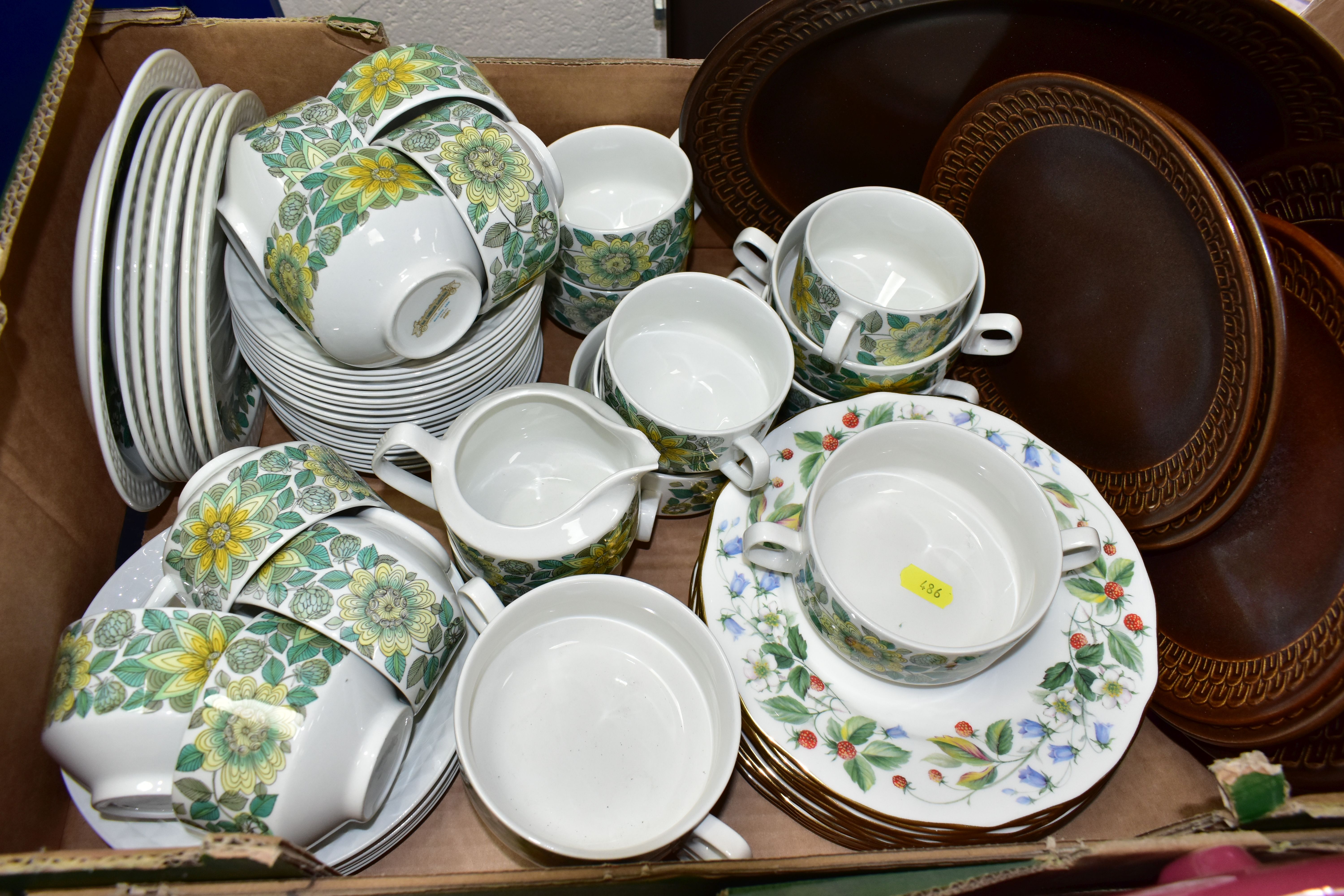 SIX BOXES OF CERAMICS, DINNERWARE AND ORNAMENTS, to include Royal Worcester 'Evesham' pattern - Bild 7 aus 8