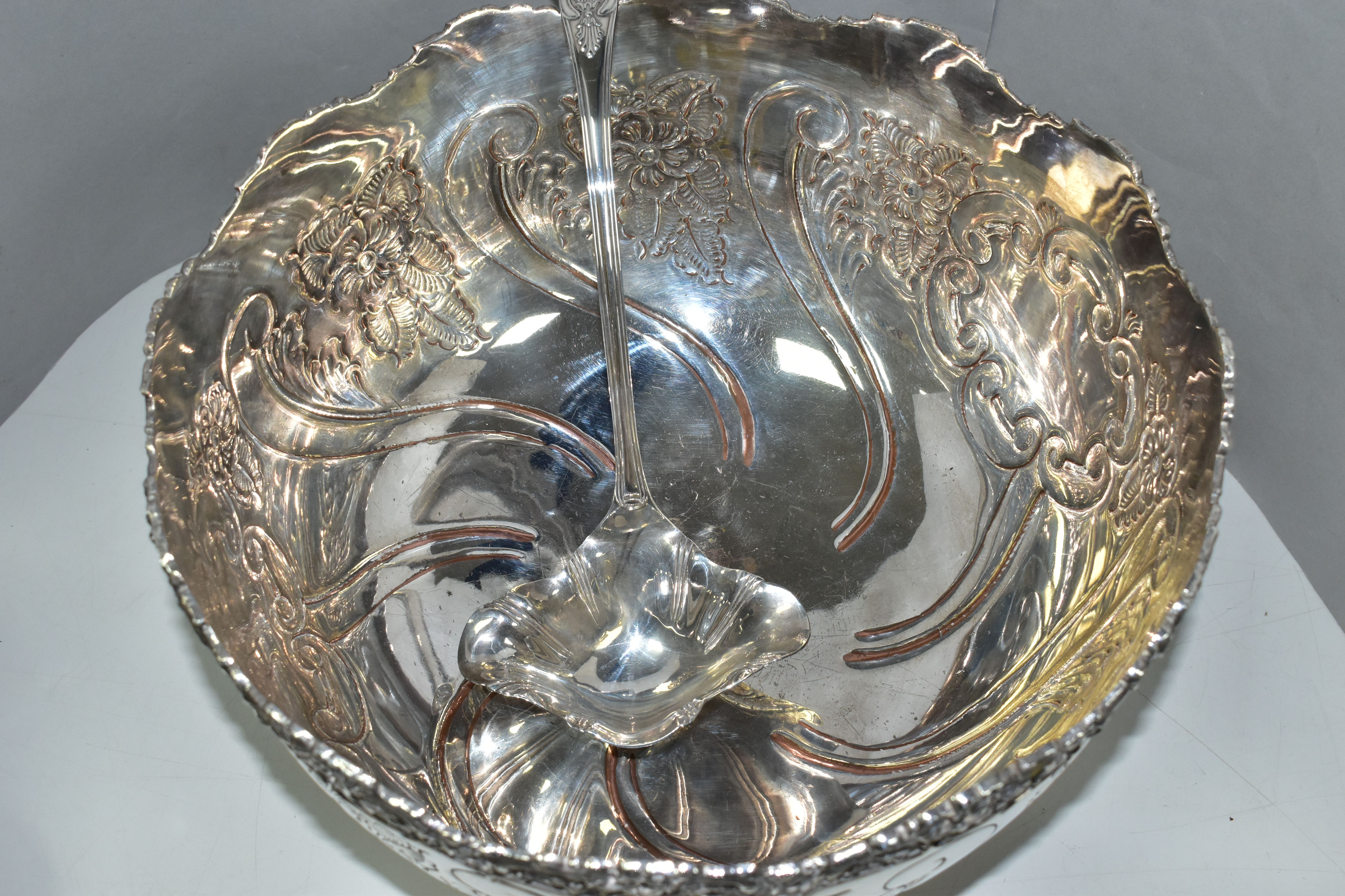 A GROUP OF SILVER PLATED ITEMS, to include a pair of cut glass plated claret jugs, a large punch - Bild 3 aus 4