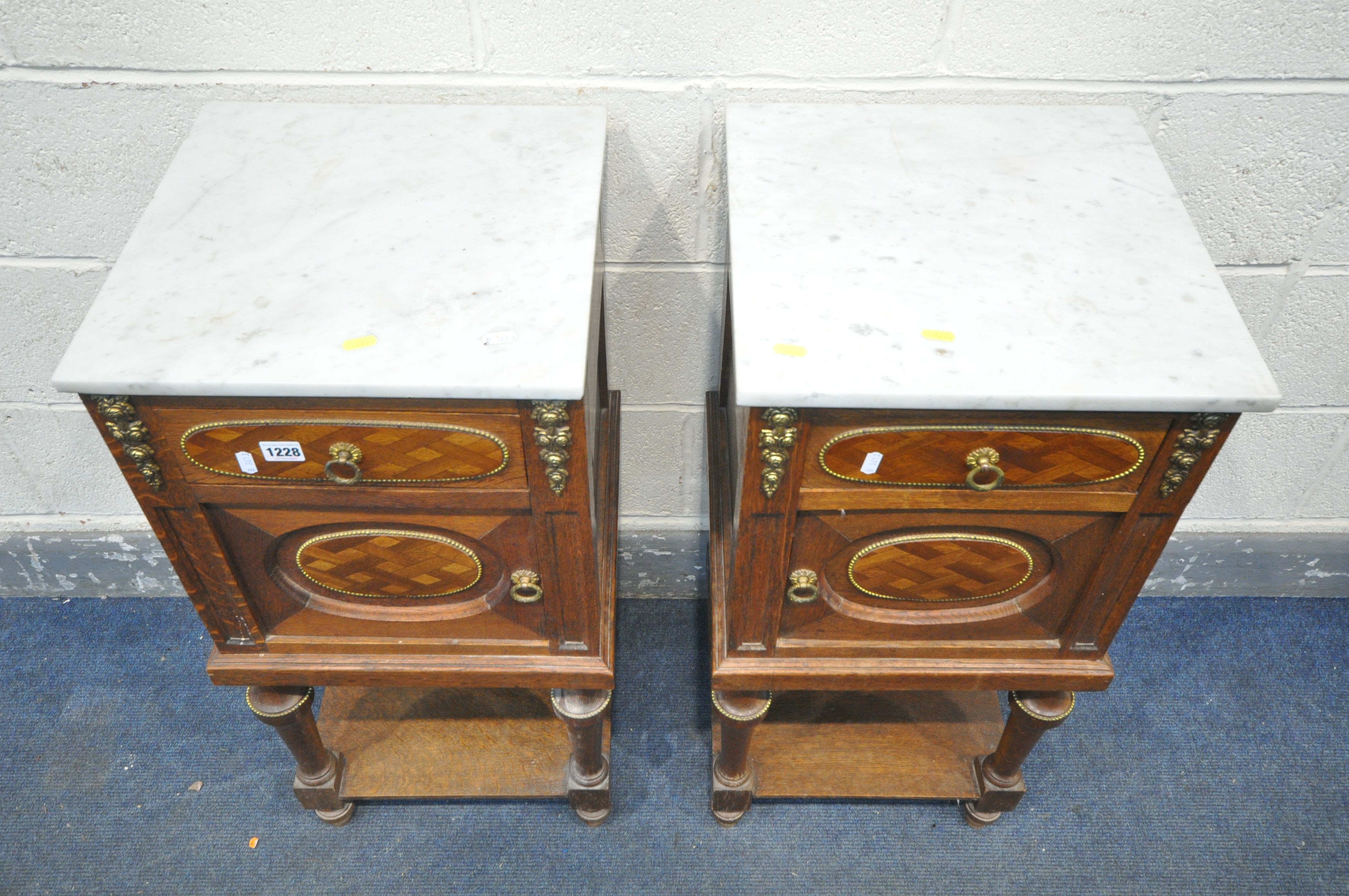 AN OPPOSING PAIR OF EARLY 20TH CENTURY OAK FRENCH POT CUPBOARD/BEDSIDE CABINETS, with marble top, - Bild 2 aus 4