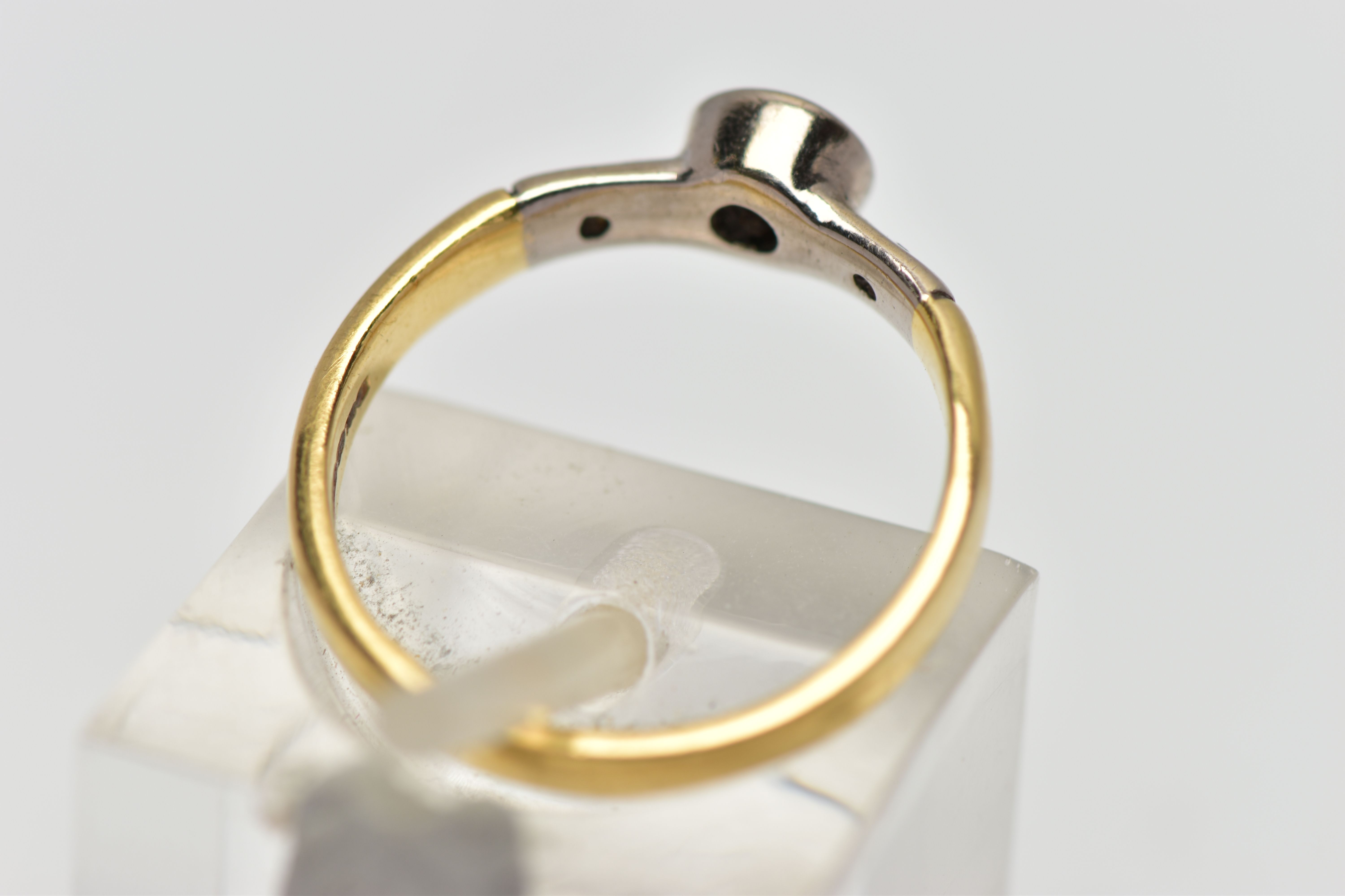 AN 18CT YELLOW GOLD DIAMOND RING, a single cut diamond bezel set in white gold, accented with two - Bild 3 aus 4