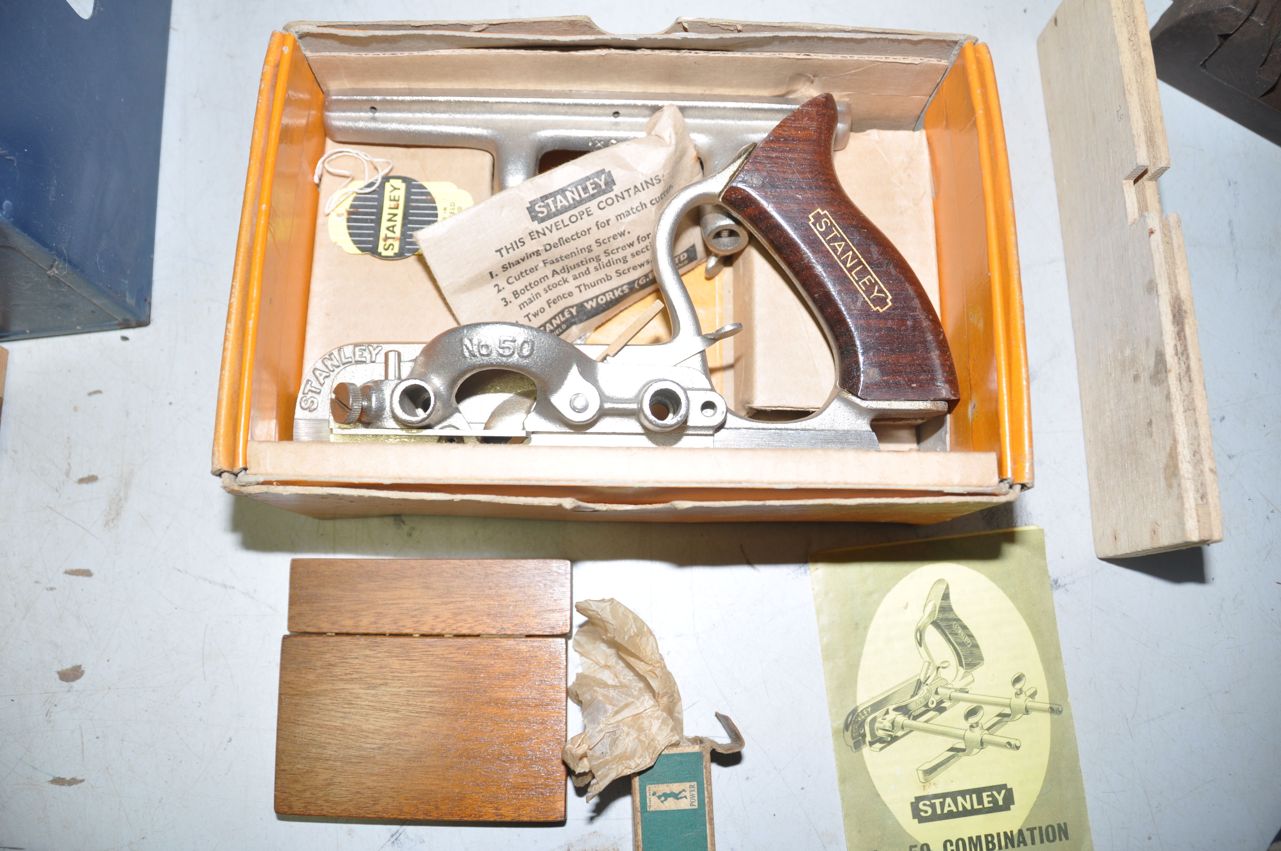 A COLLECTION OF VINTAGE TOOLS to include a Stanley No 50 combination plane in original box with - Bild 2 aus 3