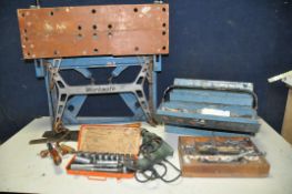 A TOOLBOX AND TRAY OF TOOLS to include metal toolbox containing screwdrivers, snips, vintage hand