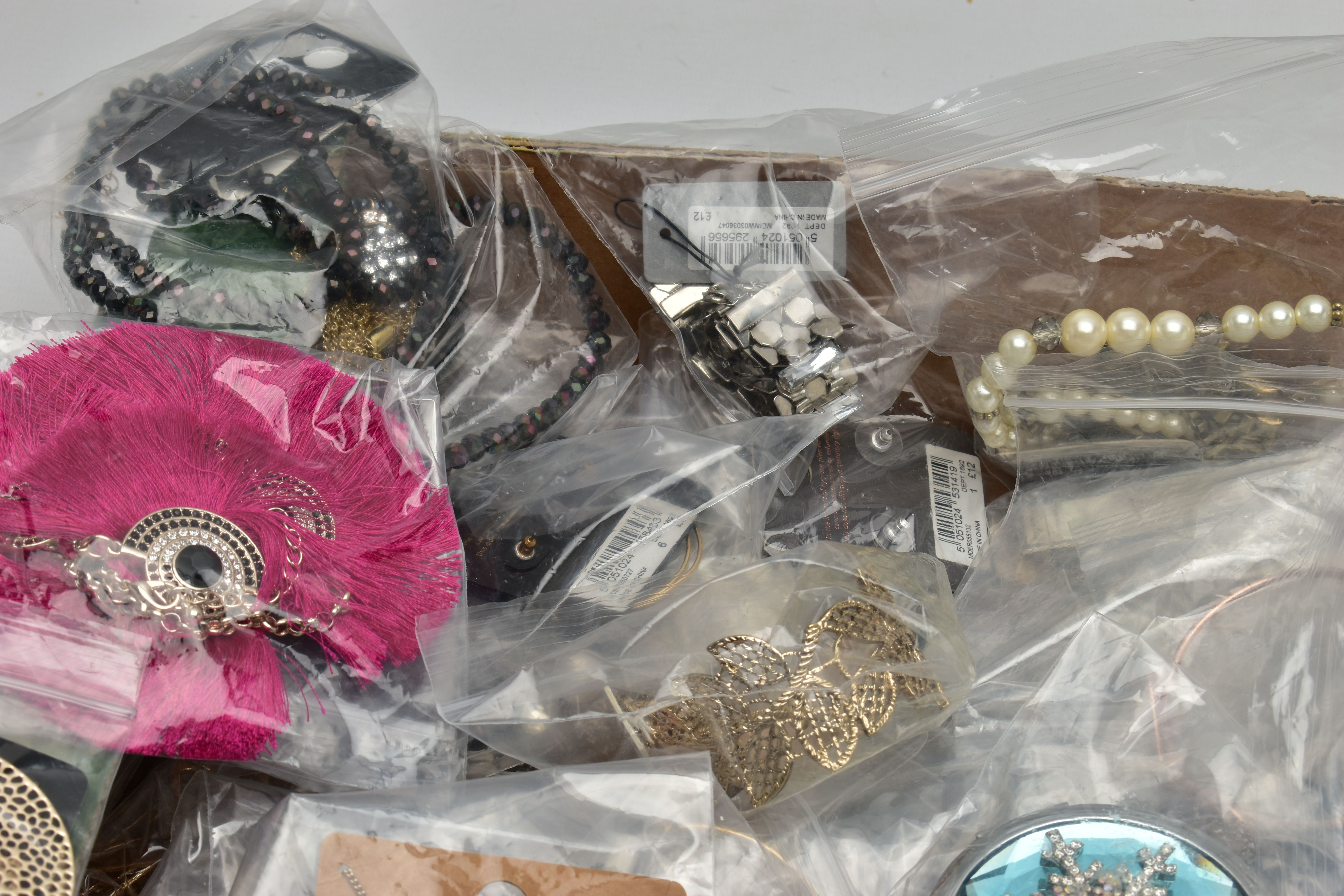 A LARGE QUANTITY OF COSTUME JEWELLERY, to include paste set necklaces, bangles, earrings, hair - Image 3 of 5