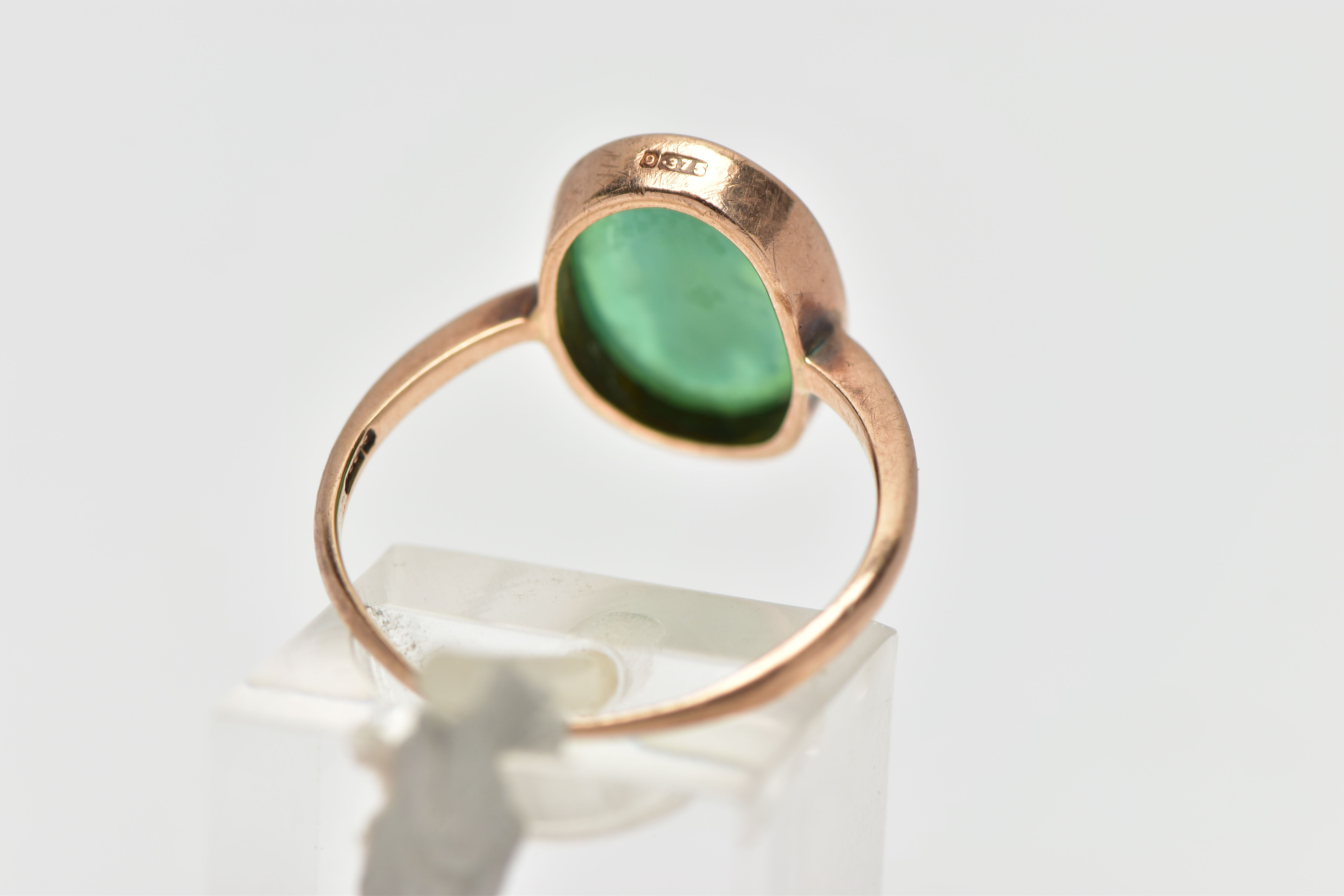 A 9CT ROSE GOLD CAMEO RING, oval green and white chalcedony cameo depicting a lady, collet set - Image 3 of 4
