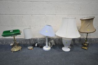 A SELECTION OF TABLE LAMPS, to include a brass bankers lamp, another brass lamp, a ceramic table