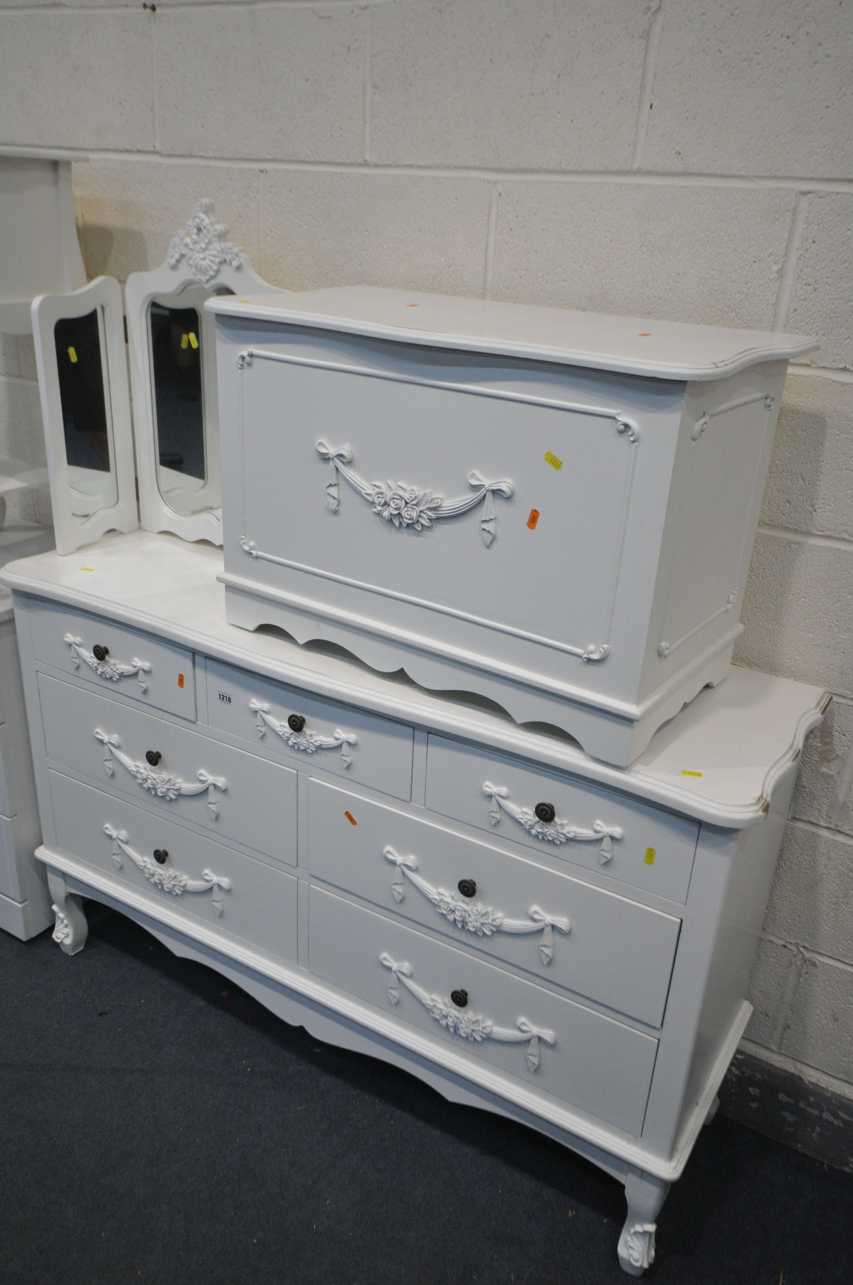 A MATCHING WHITE BEDROOM SUITE, to include a sideboard/chest of seven drawers, width 135cm x depth - Bild 2 aus 4