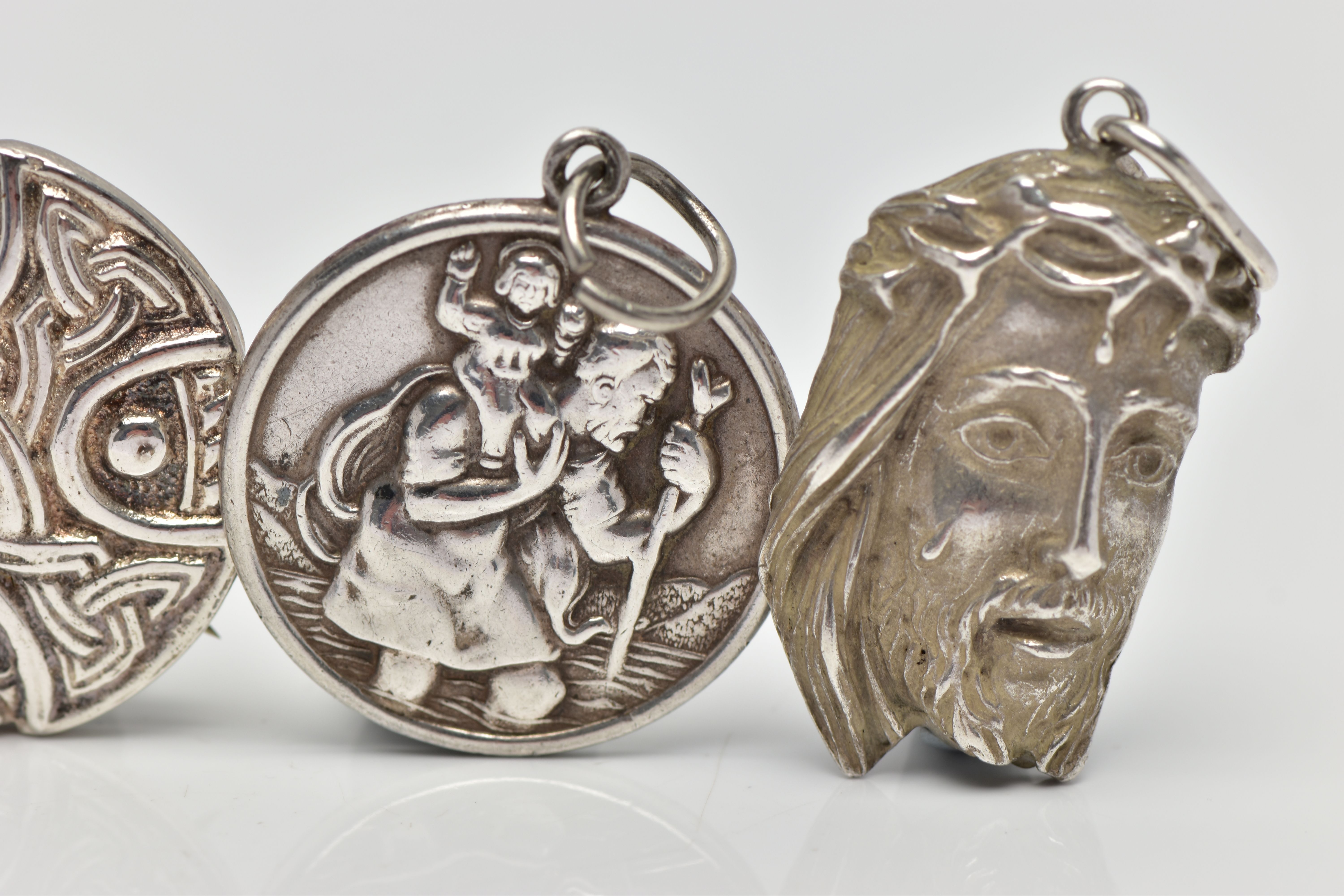 AN ASSORTMENT OF SILVER AND WHITE METAL JEWELLERY, to include a silver St Christopher pendant, - Bild 2 aus 5