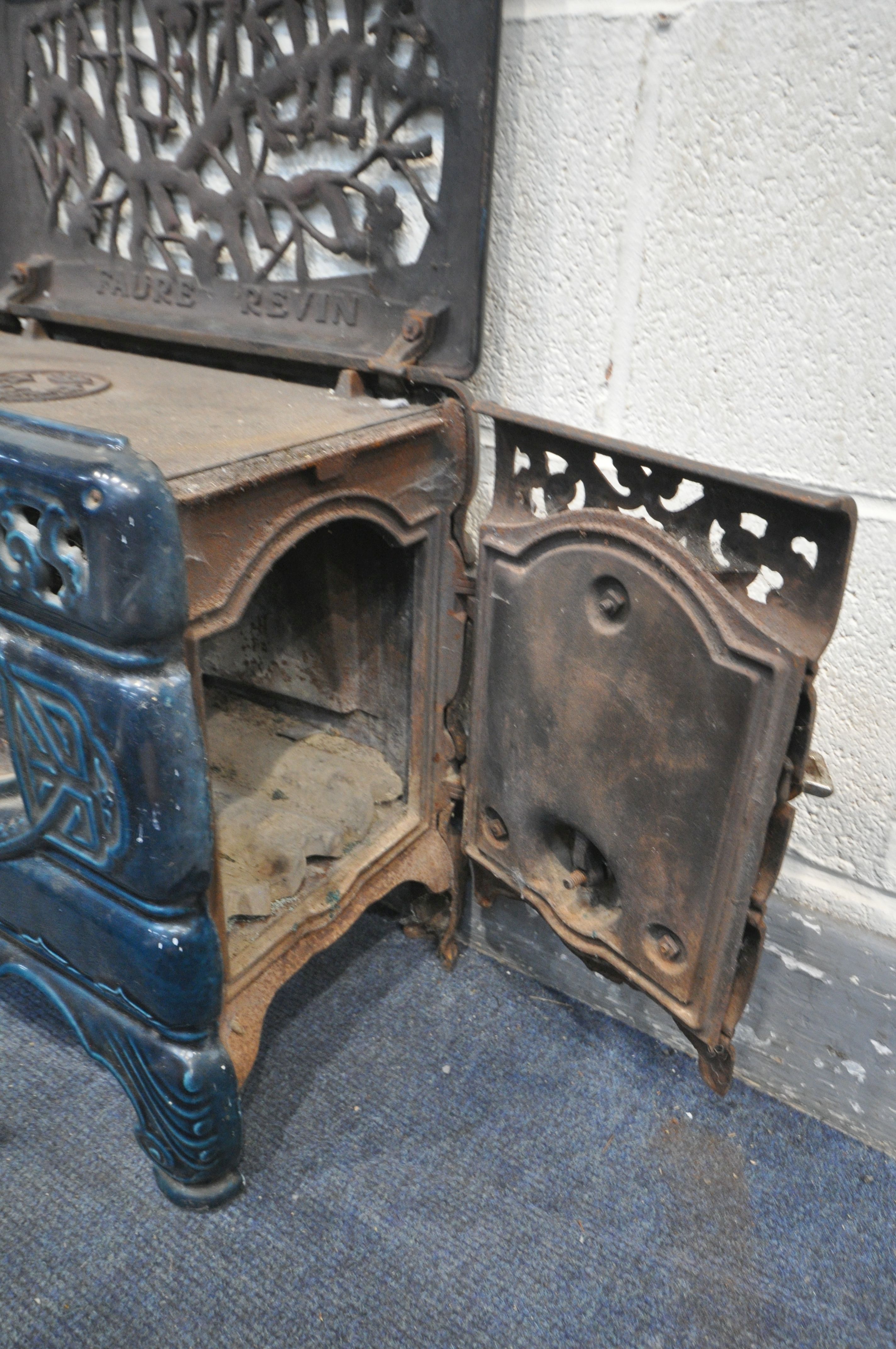 A SMALL FRENCH TURQUOISE ENAMEL CAST IRON STOVE, stamped Faure Revin, with a pierced hinged lid, a - Bild 2 aus 4