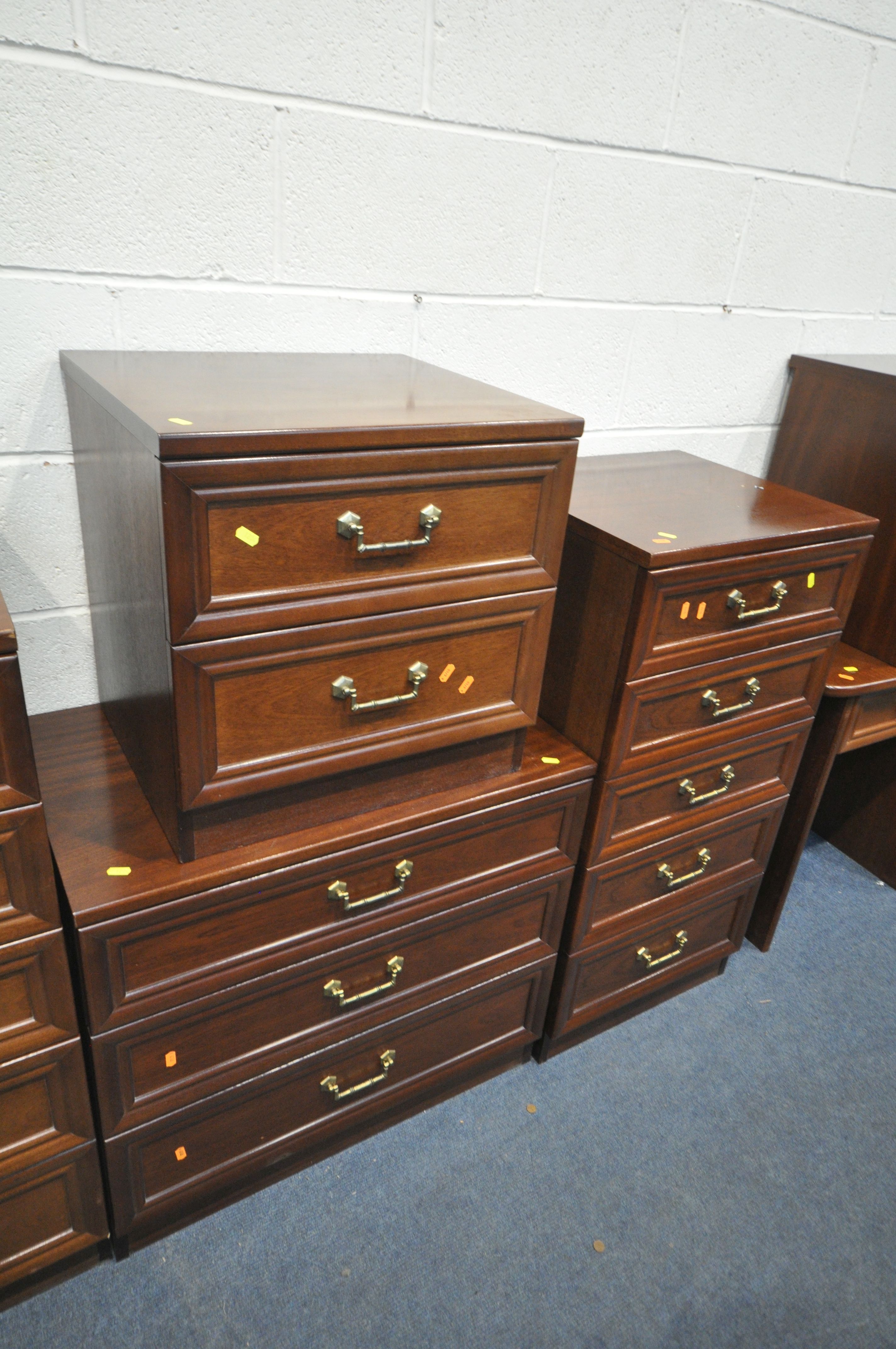 A QUANTITY OF G PLAN MAHOGANY FURNITURE, to include a chest of two short over four long drawers, - Bild 3 aus 5