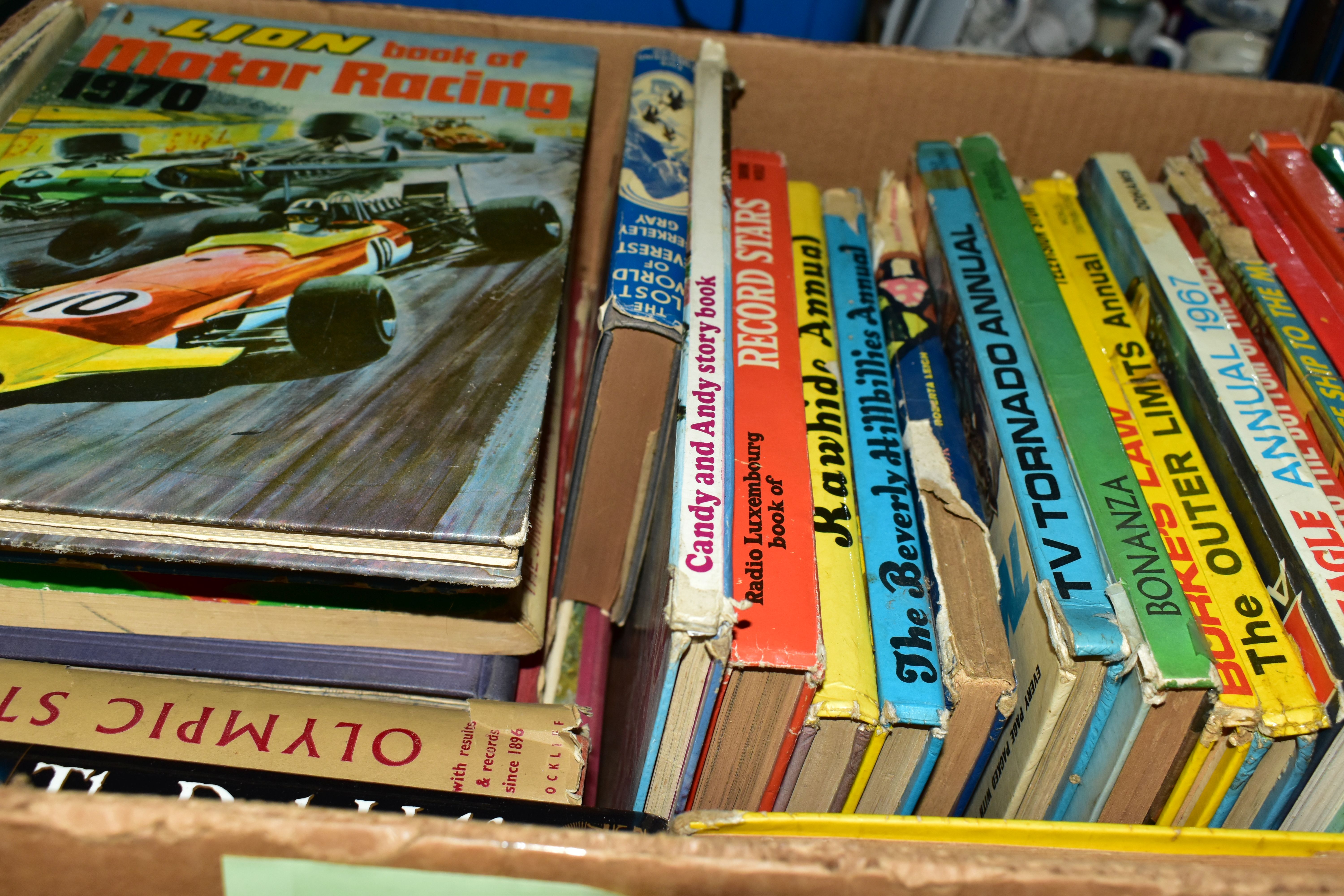 THREE BOXES OF VINTAGE CHILDREN'S BOOKS AND ANNUALS, including a box containing Enid Blyton 'Sunny - Bild 5 aus 5