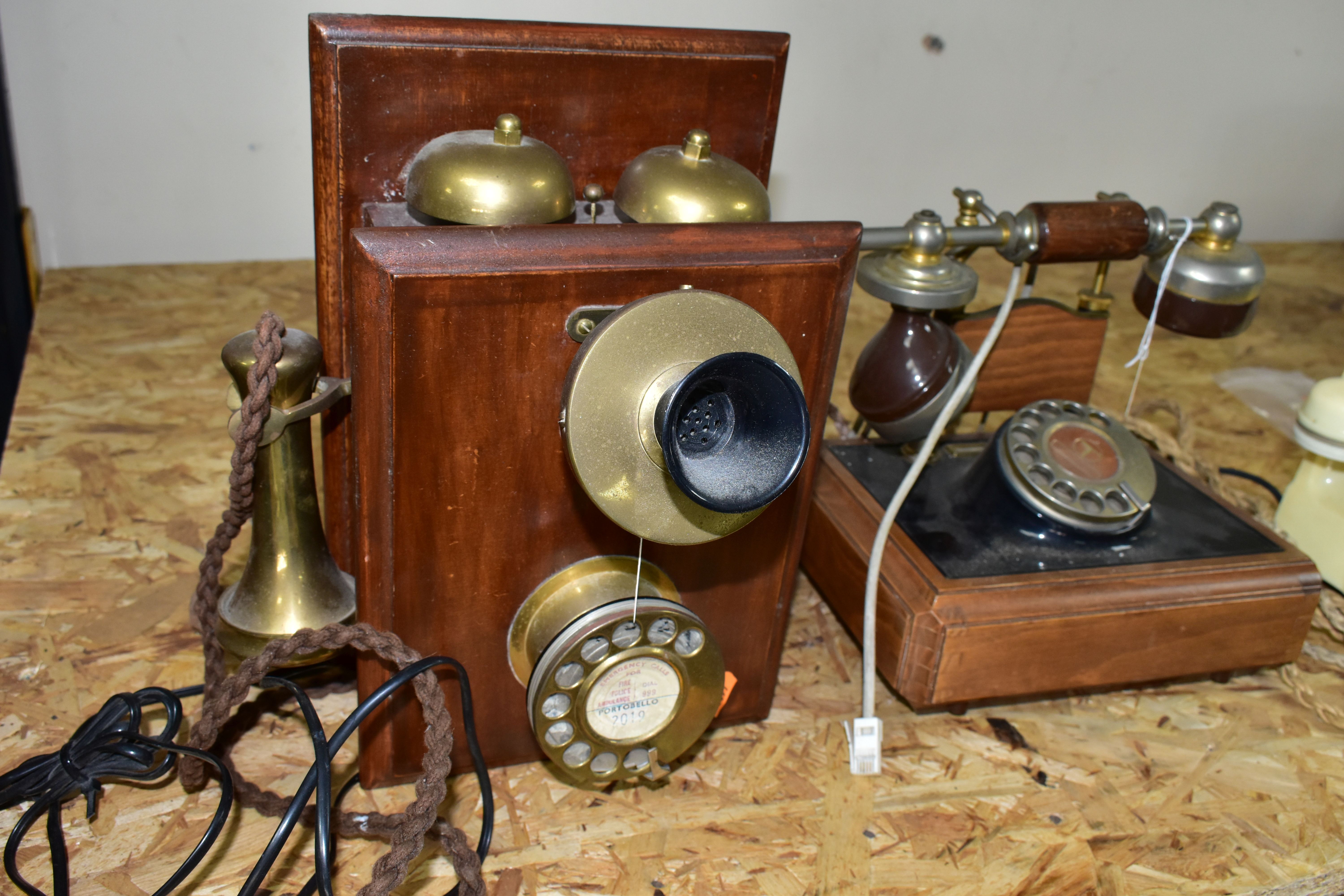 THREE G.P.O AND VINTAGE STYLE LANDLINE PHONES, comprising a cream G.P.O. dial phone (broken - Bild 5 aus 5