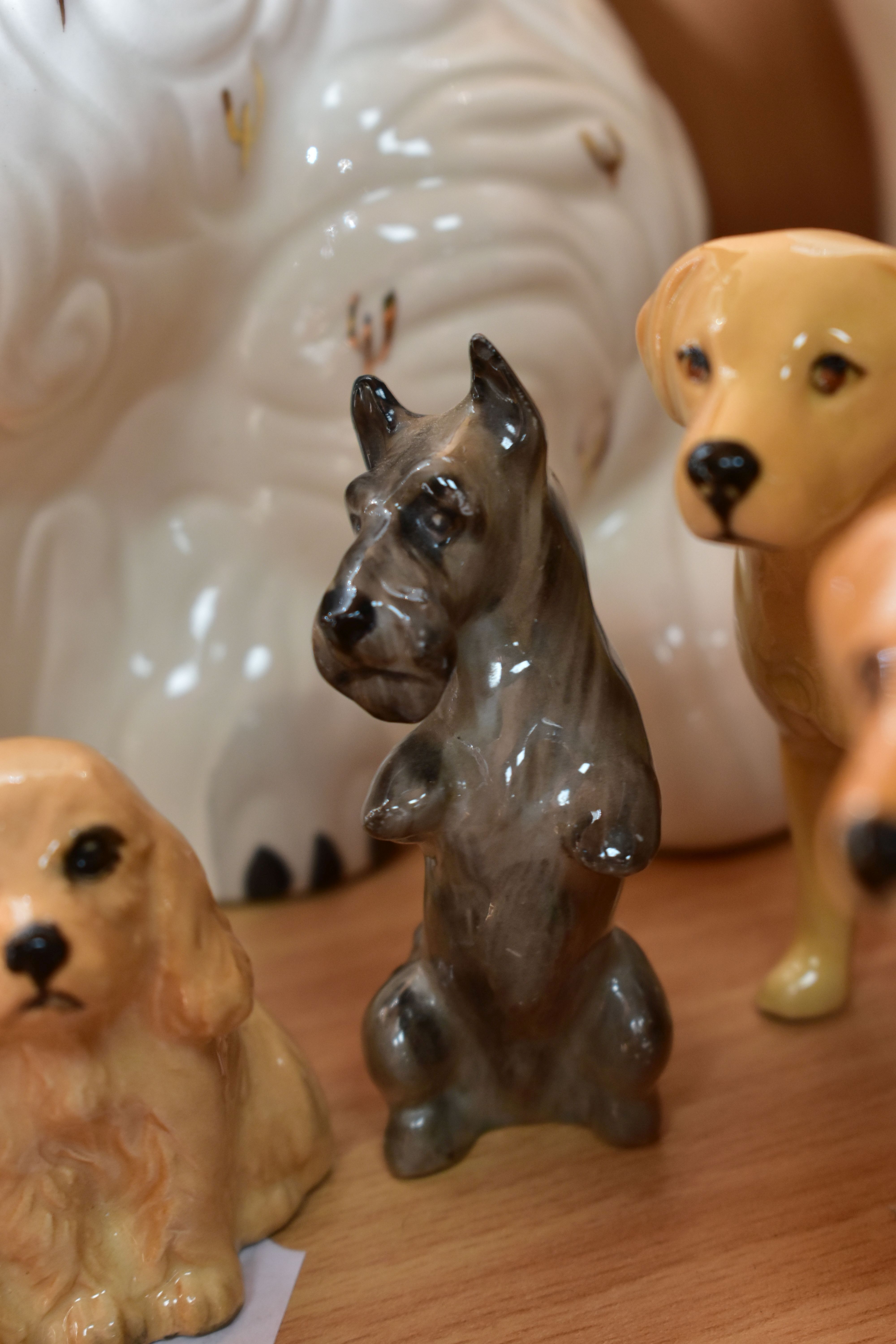 A GROUP OF SIXTEEN ASSORTED BESWICK DOG FIGURES AND A ROYAL DOULTON TERRIER, including two pipe - Bild 4 aus 4