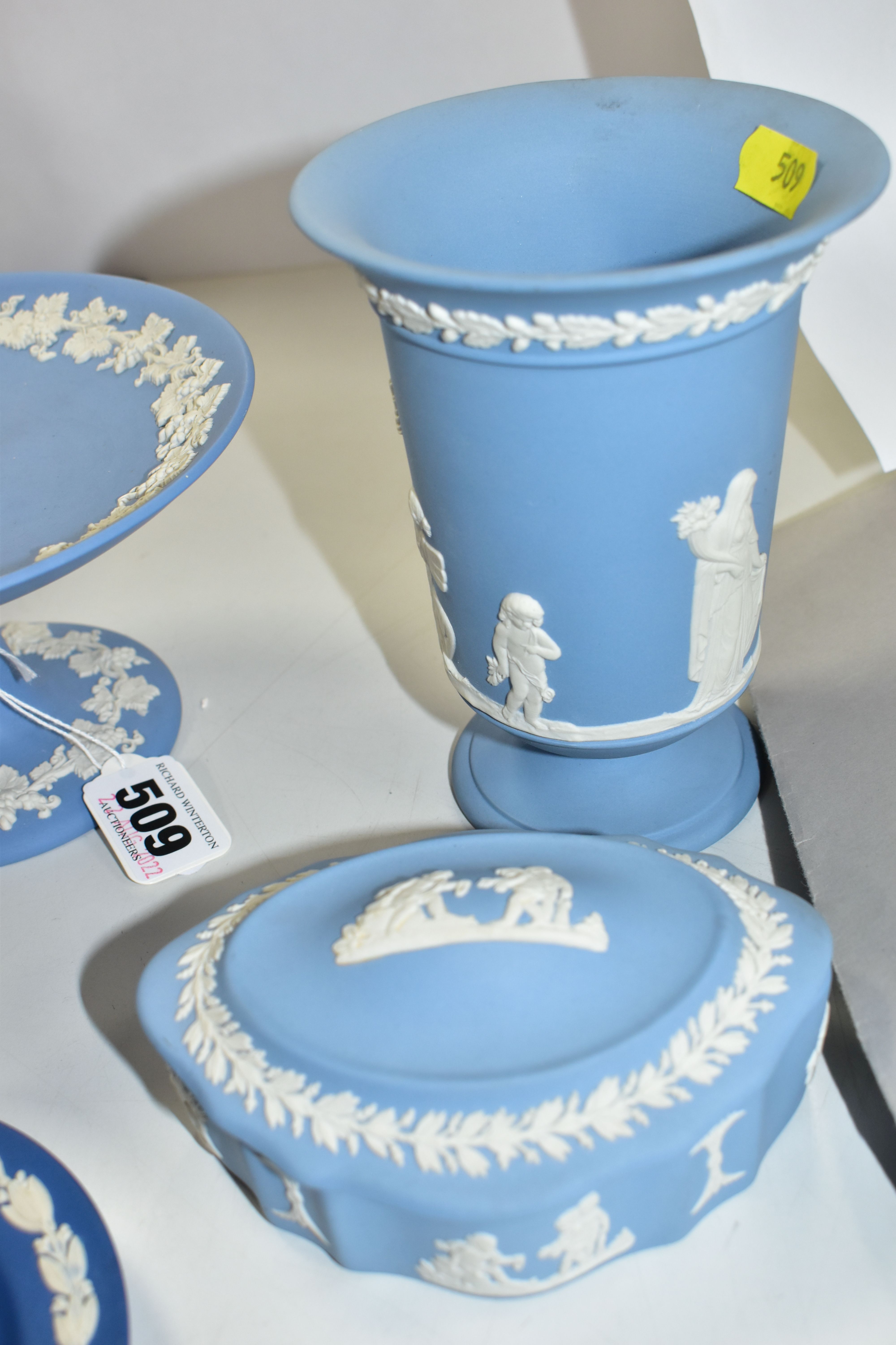 SIX PIECES OF WEDGWOOD PALE AND DARK BLUE JASPERWARE, comprising a small comport, diameter 15.5cm, - Bild 4 aus 4