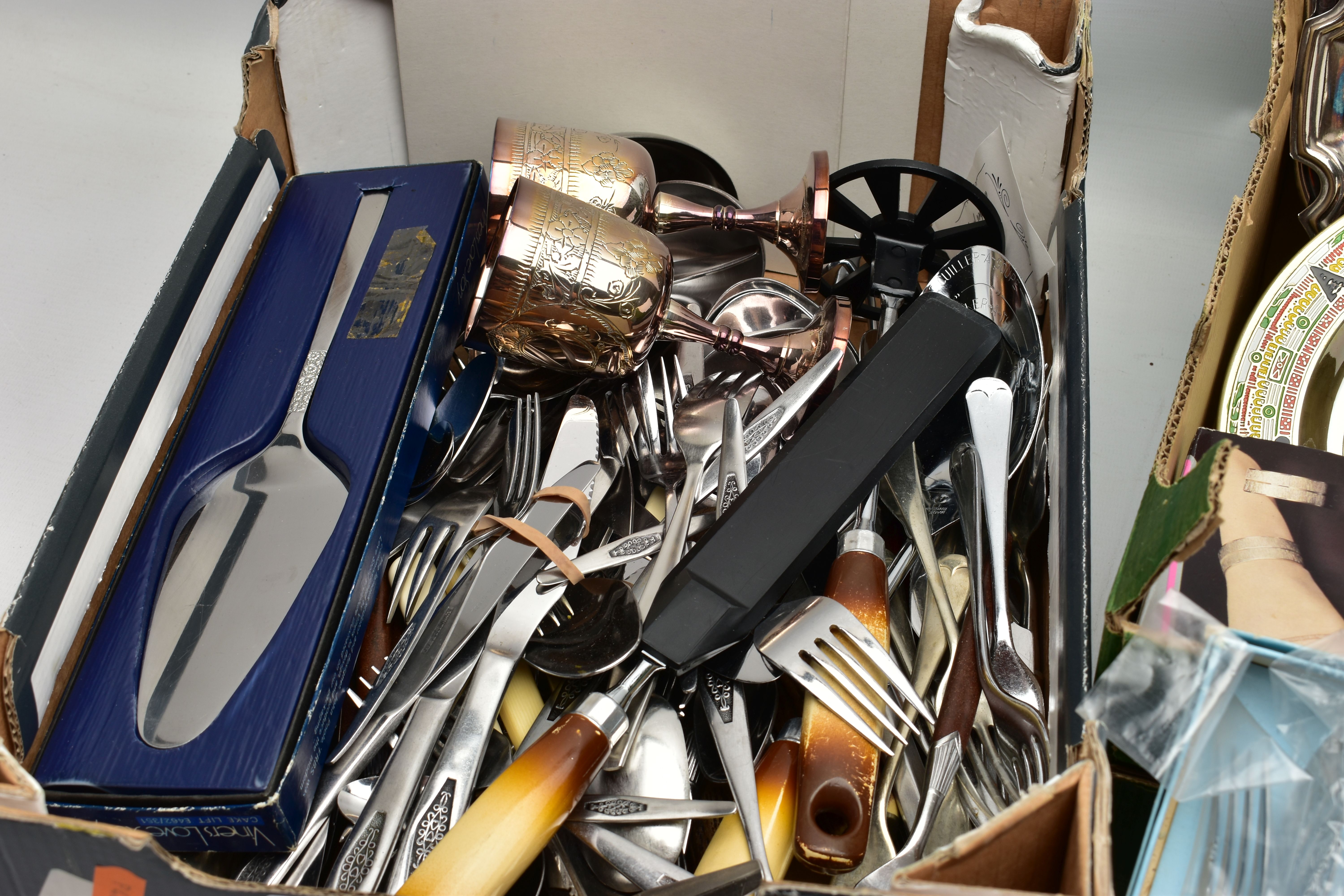 TWO BOXES OF ASSORTED WHITE METAL WARE AND CUTLERY, to include a pair of EP on copper candle sticks, - Bild 3 aus 4