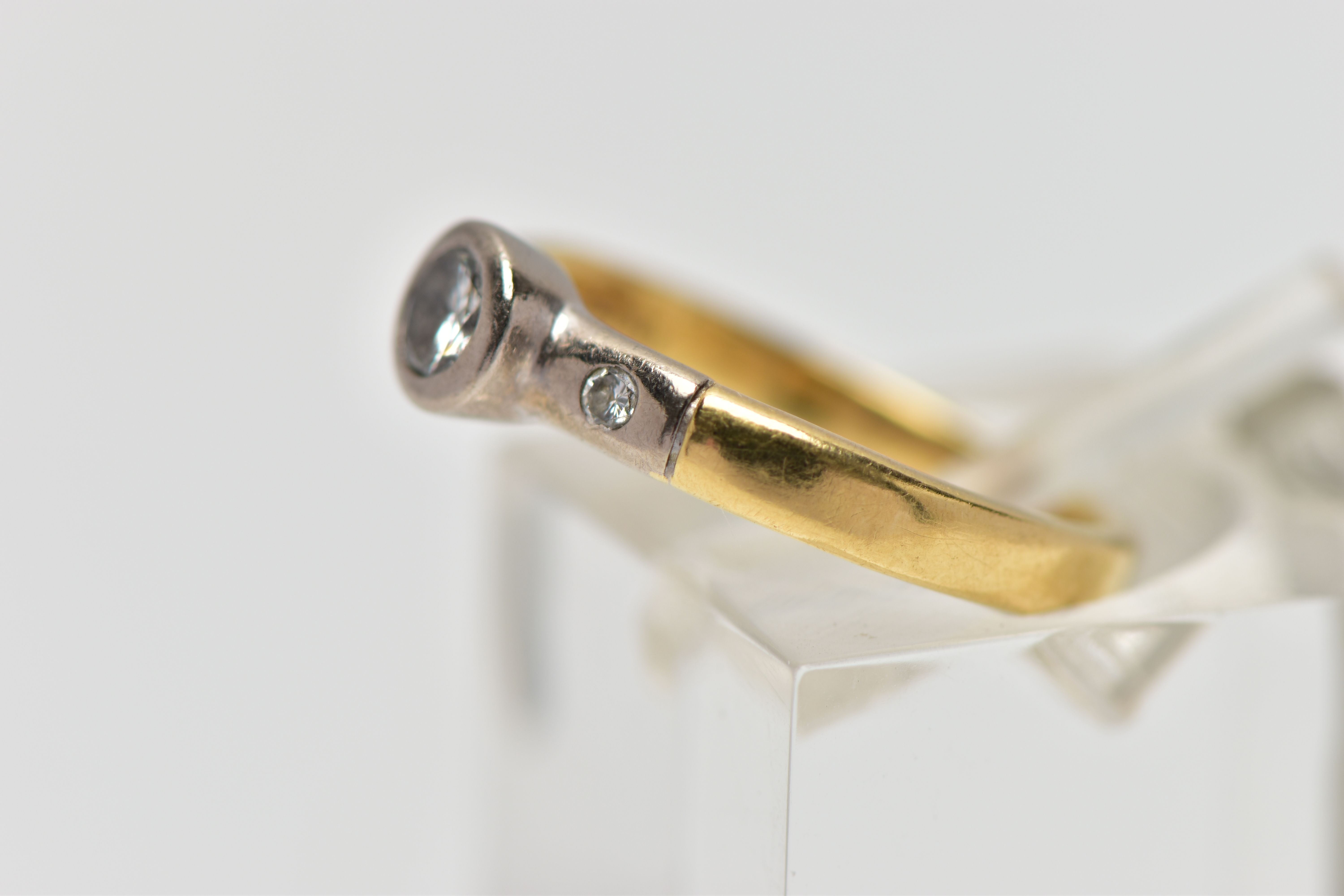 AN 18CT YELLOW GOLD DIAMOND RING, a single cut diamond bezel set in white gold, accented with two - Bild 2 aus 4