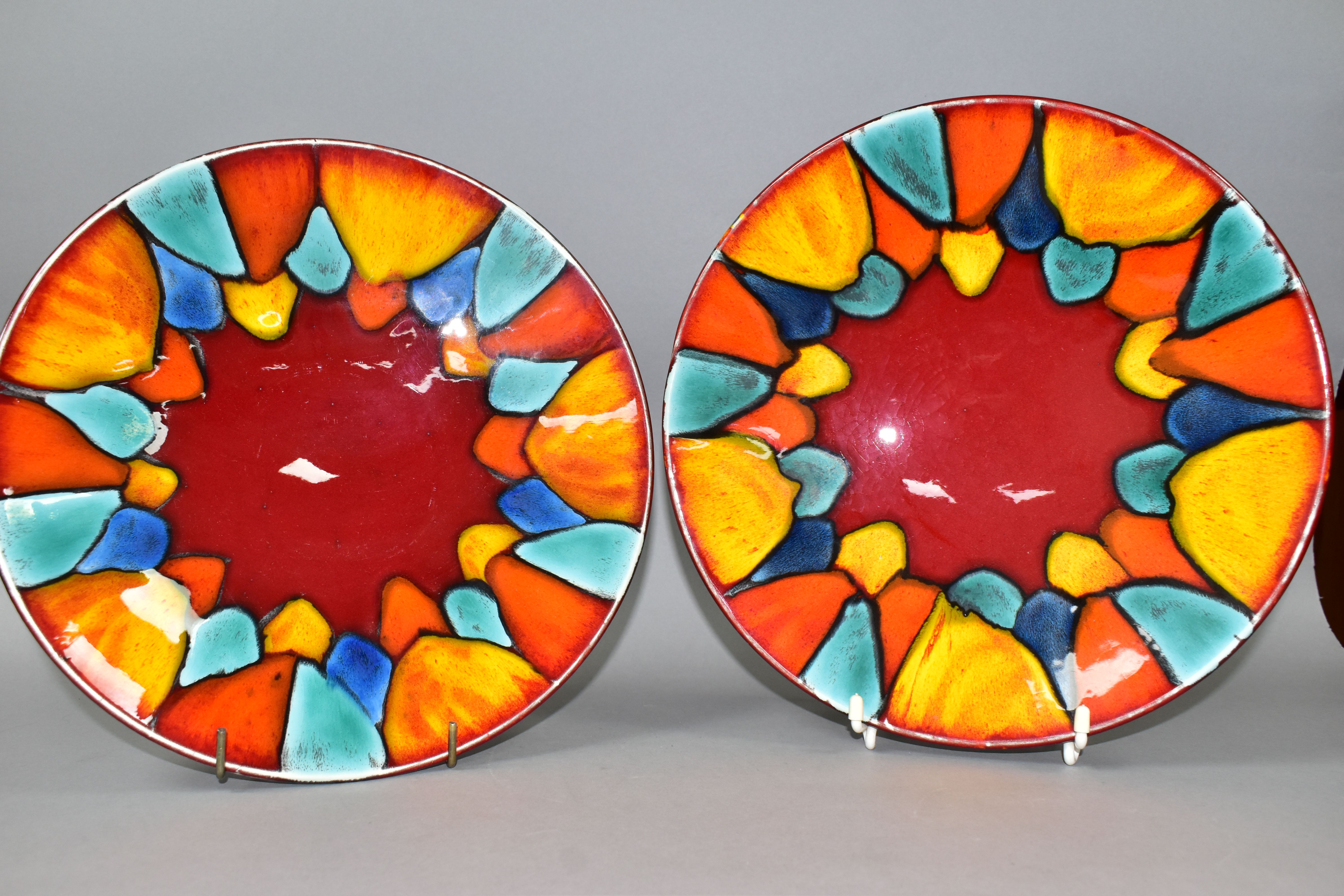 THREE PIECES OF POOLE POTTERY, comprising two Harlequin design shallow circular dishes, diameter - Bild 4 aus 4