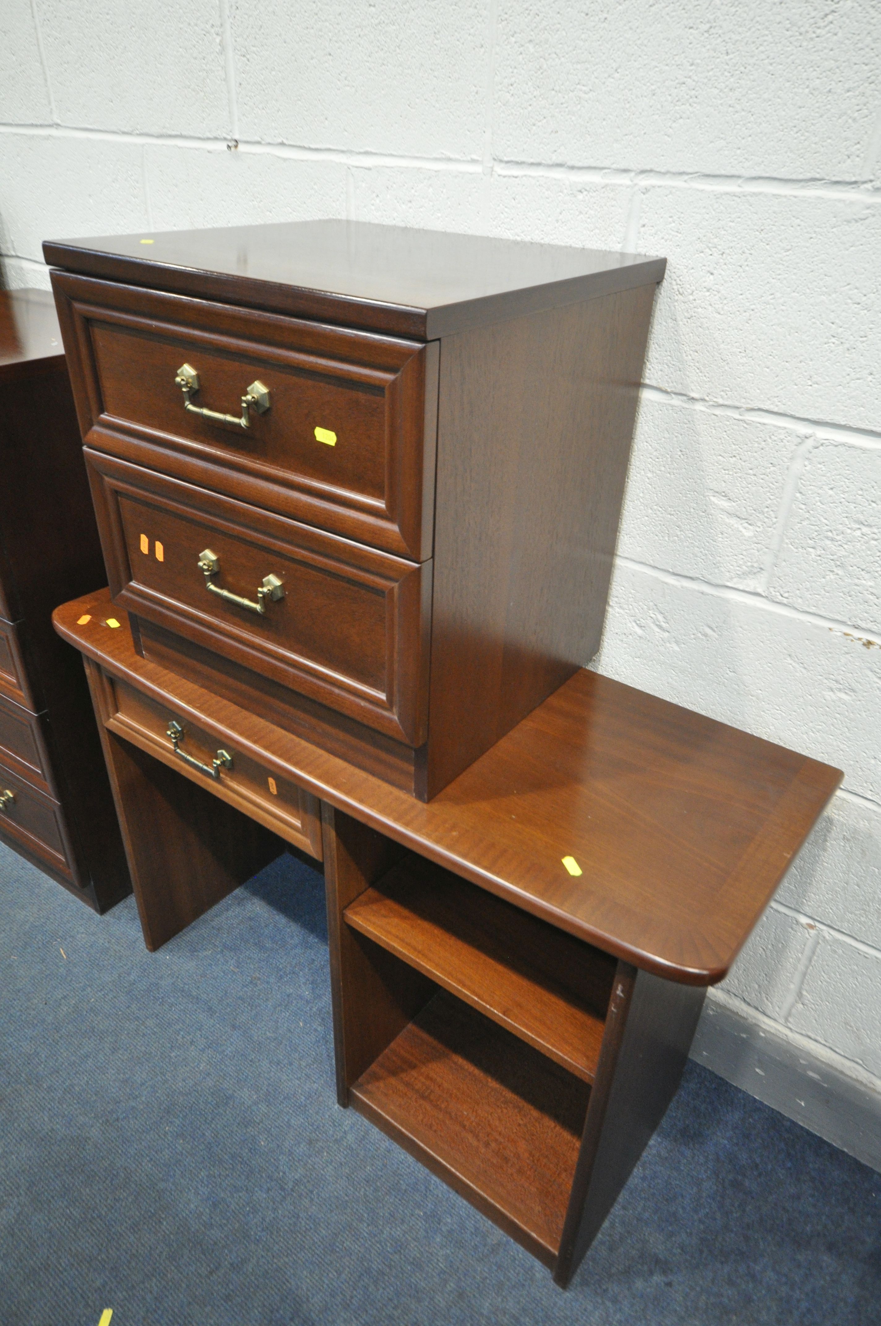 A QUANTITY OF G PLAN MAHOGANY FURNITURE, to include a chest of two short over four long drawers, - Bild 4 aus 5