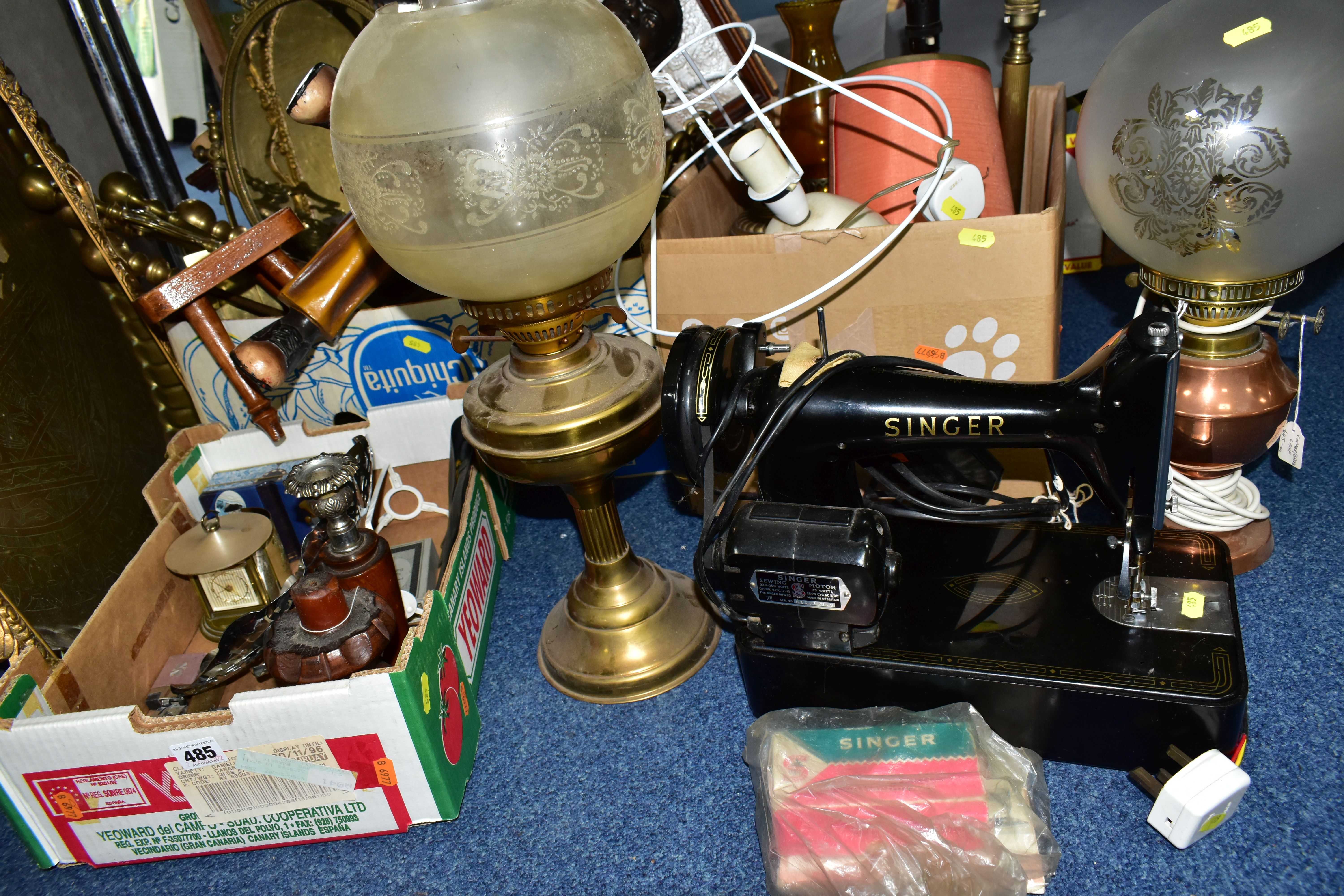 THREE BOXES OF LAMPS AND MISCELLANEOUS ITEMS, to include an early electric Singer sewing machine, - Bild 2 aus 8