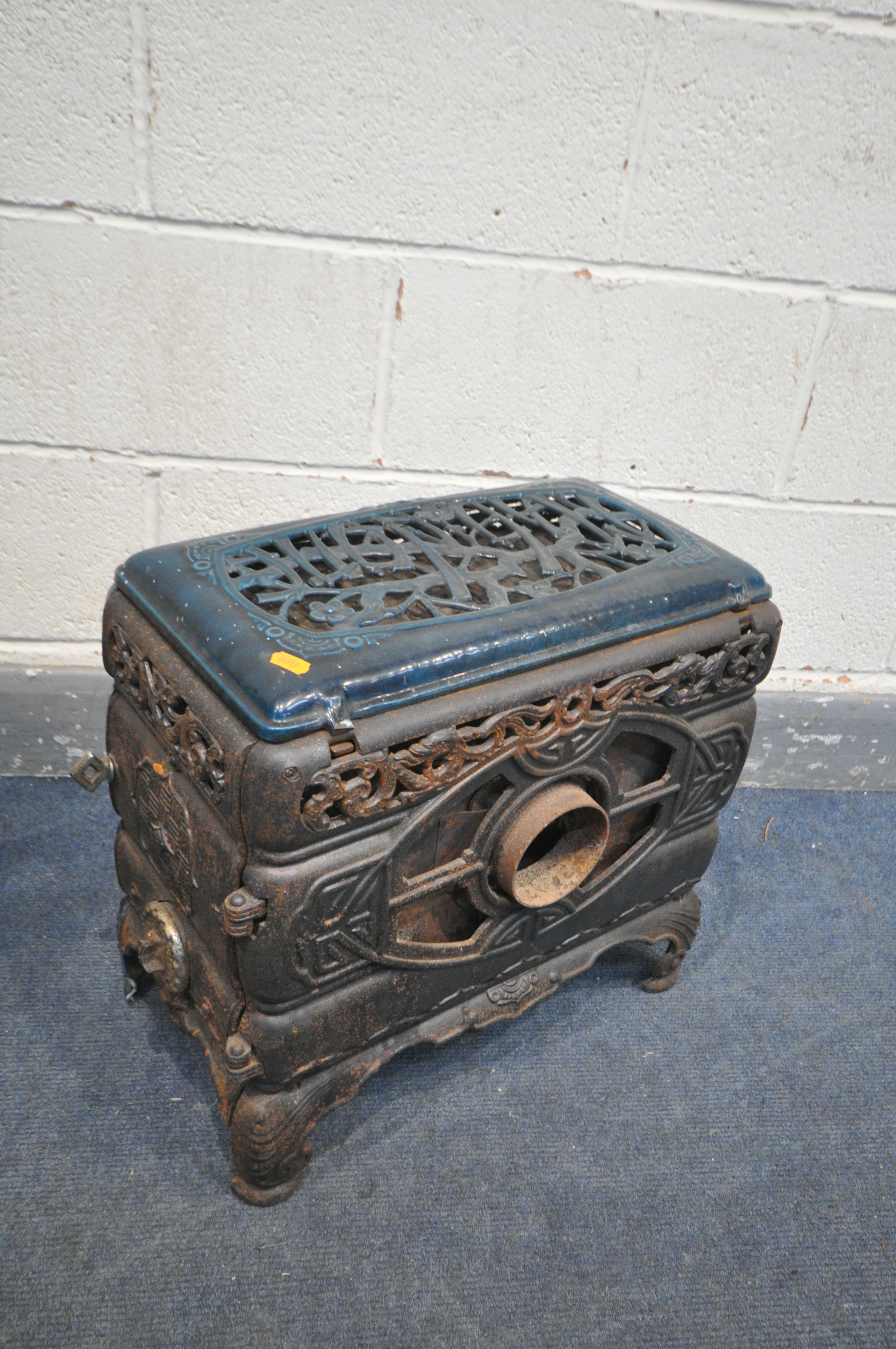 A SMALL FRENCH TURQUOISE ENAMEL CAST IRON STOVE, stamped Faure Revin, with a pierced hinged lid, a - Bild 4 aus 4