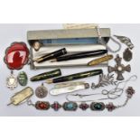 A SELECTION OF MAINLY SILVER AND WHITE METAL JEWELLERY, to include an Edwardian silver shield