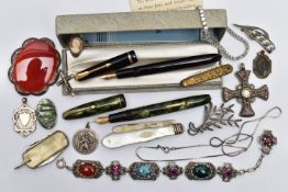 A SELECTION OF MAINLY SILVER AND WHITE METAL JEWELLERY, to include an Edwardian silver shield