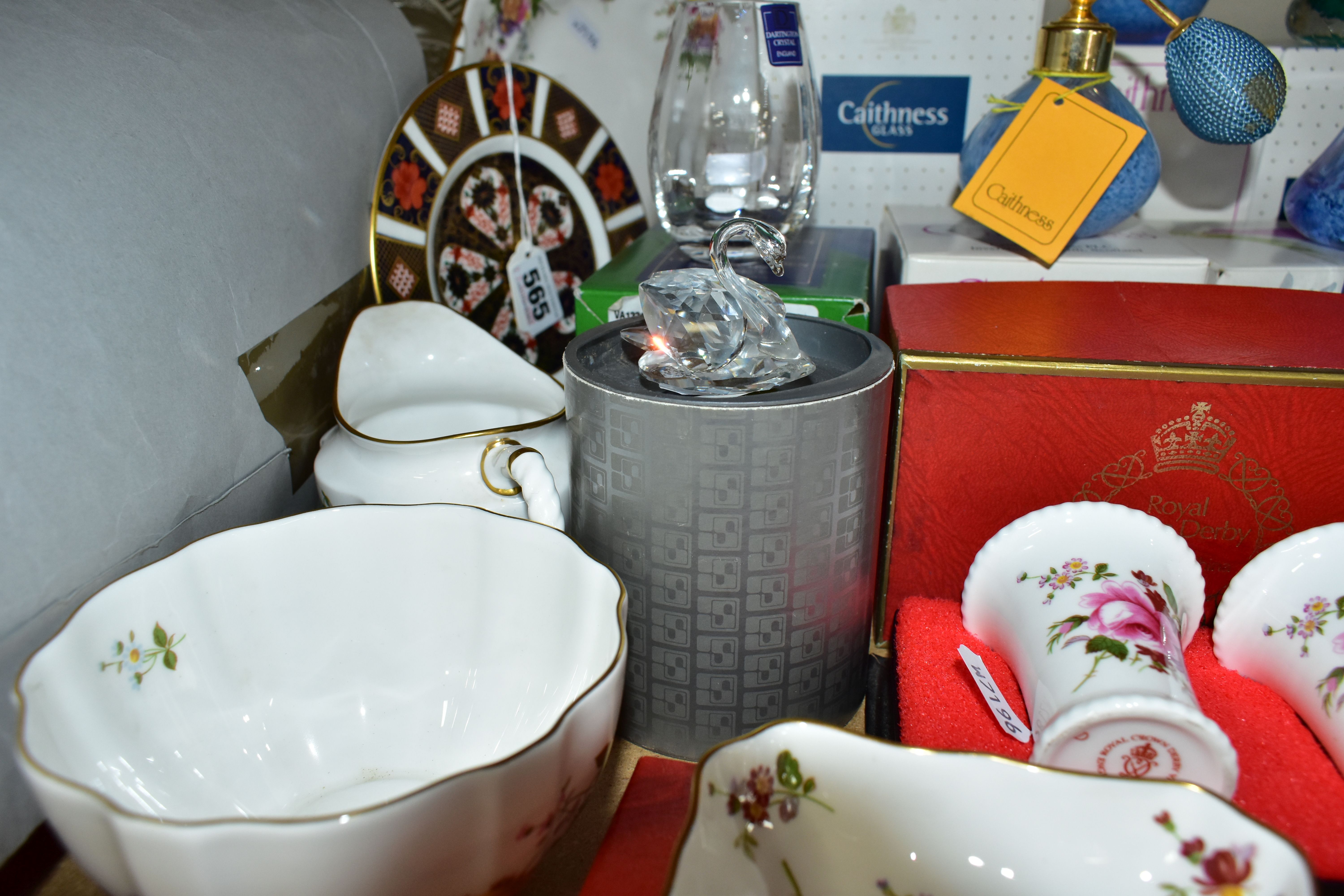 A GROUP OF BOXED GLASSWARES AND ROYAL CROWN DERBY, comprising three boxed Caithness vases, a boxed - Bild 6 aus 6