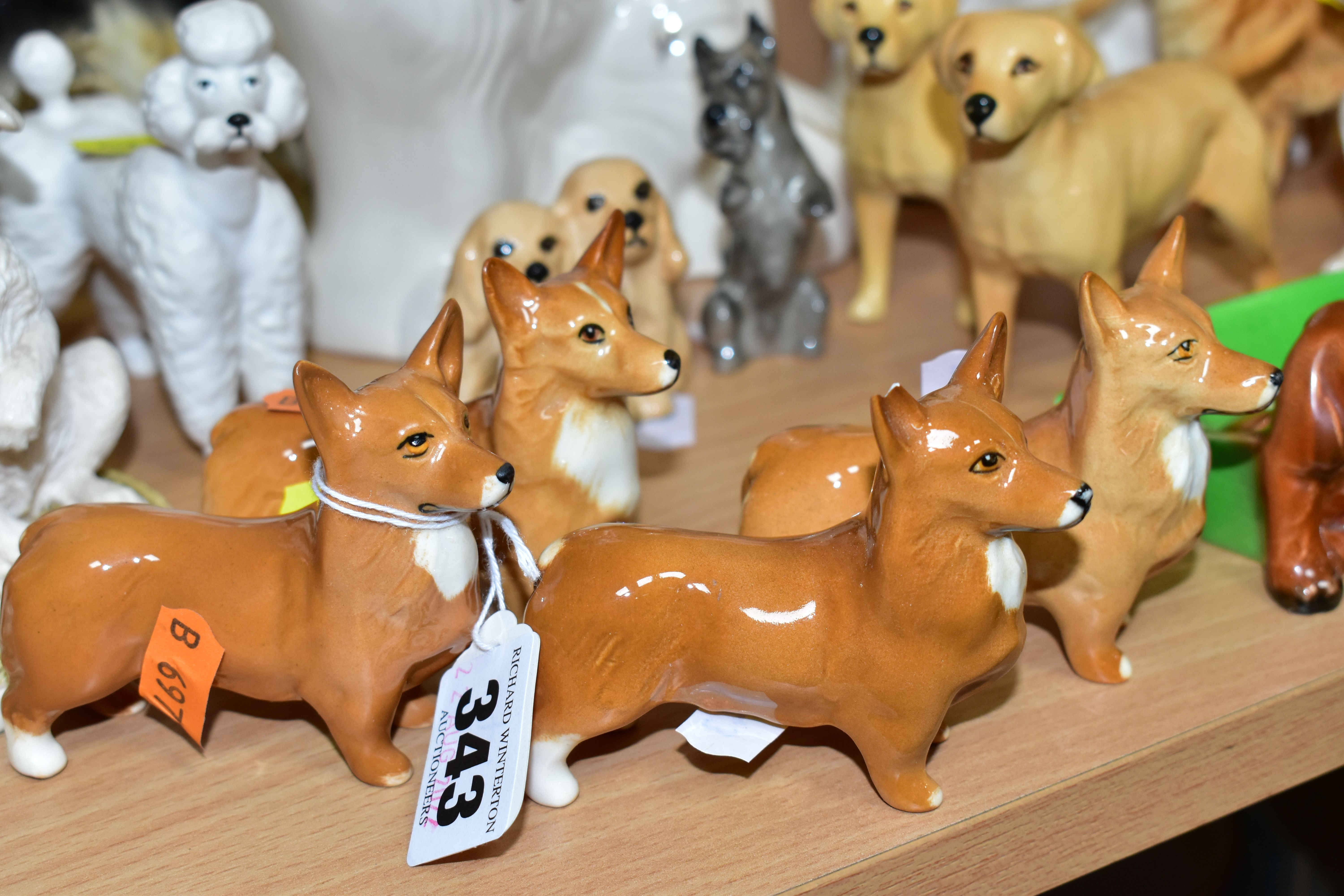 A GROUP OF SIXTEEN ASSORTED BESWICK DOG FIGURES AND A ROYAL DOULTON TERRIER, including two pipe - Bild 2 aus 4