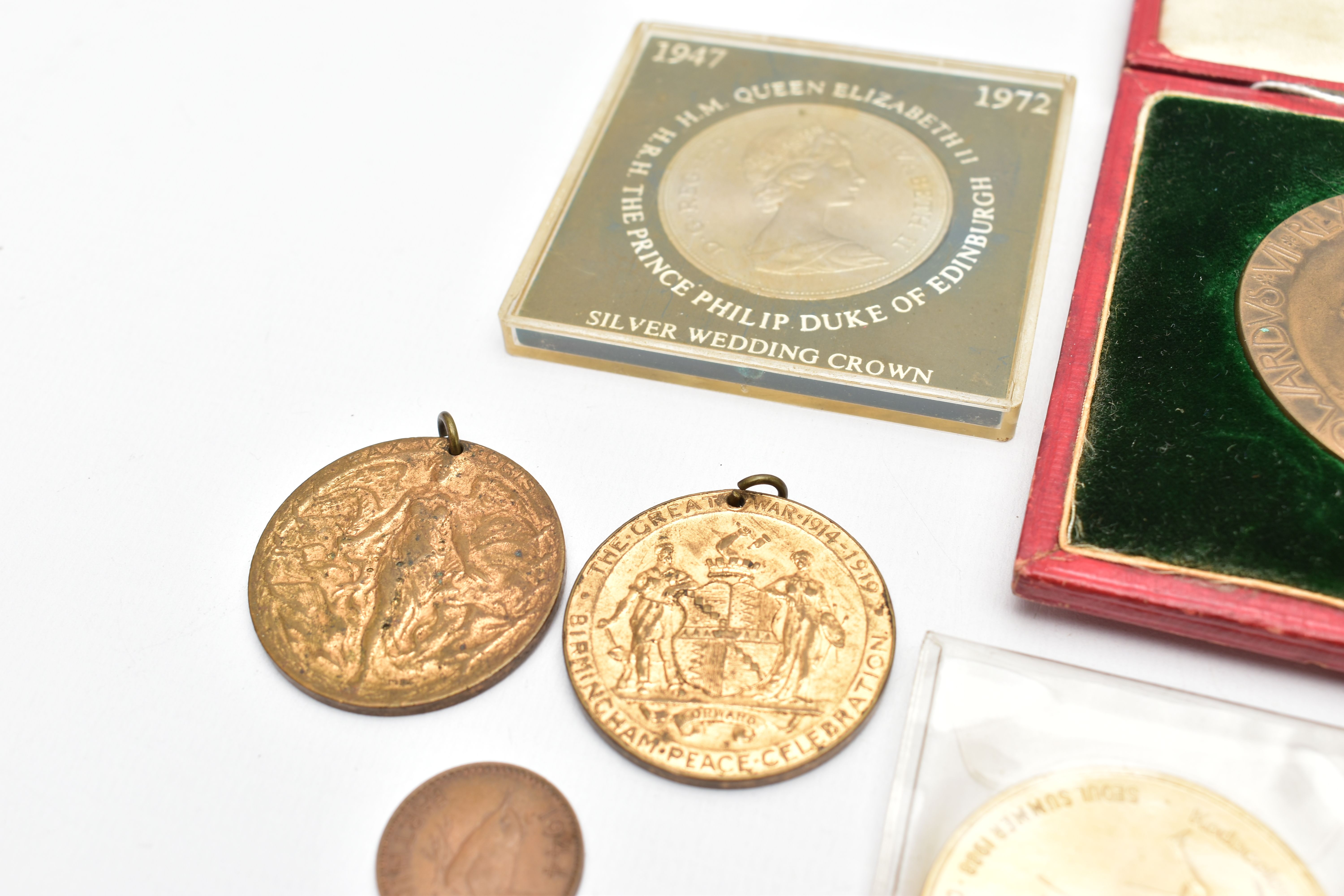 A COLLECTION OF MEDALS AND COINS, to include a cased medal in commemoration of King Edward VII and - Bild 3 aus 7